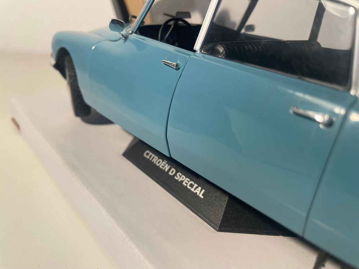 Citroën D speciaal blauw-wit dak (schaal 1/18) - Solido