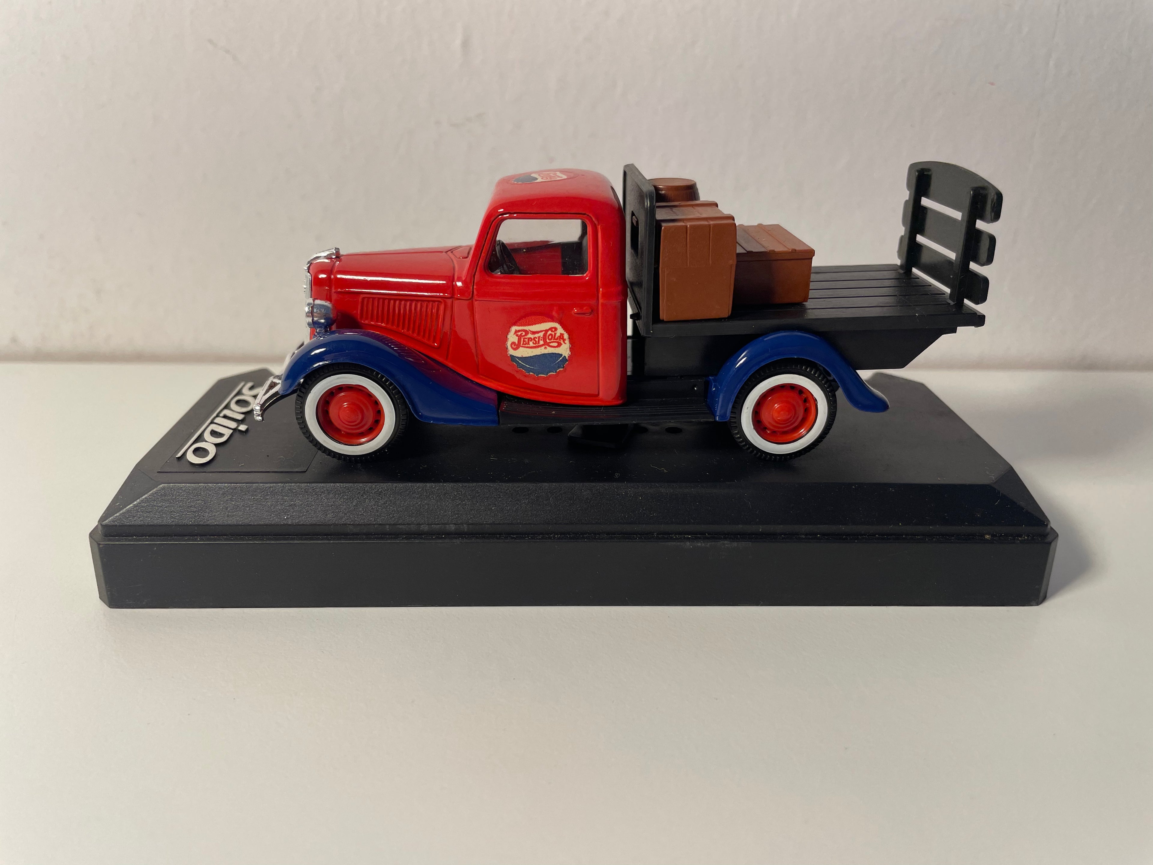 Ford V8 Platform Truck niebieski, czerwony i czarny z reklamą PEPSI-COLA - Solido numer 99059