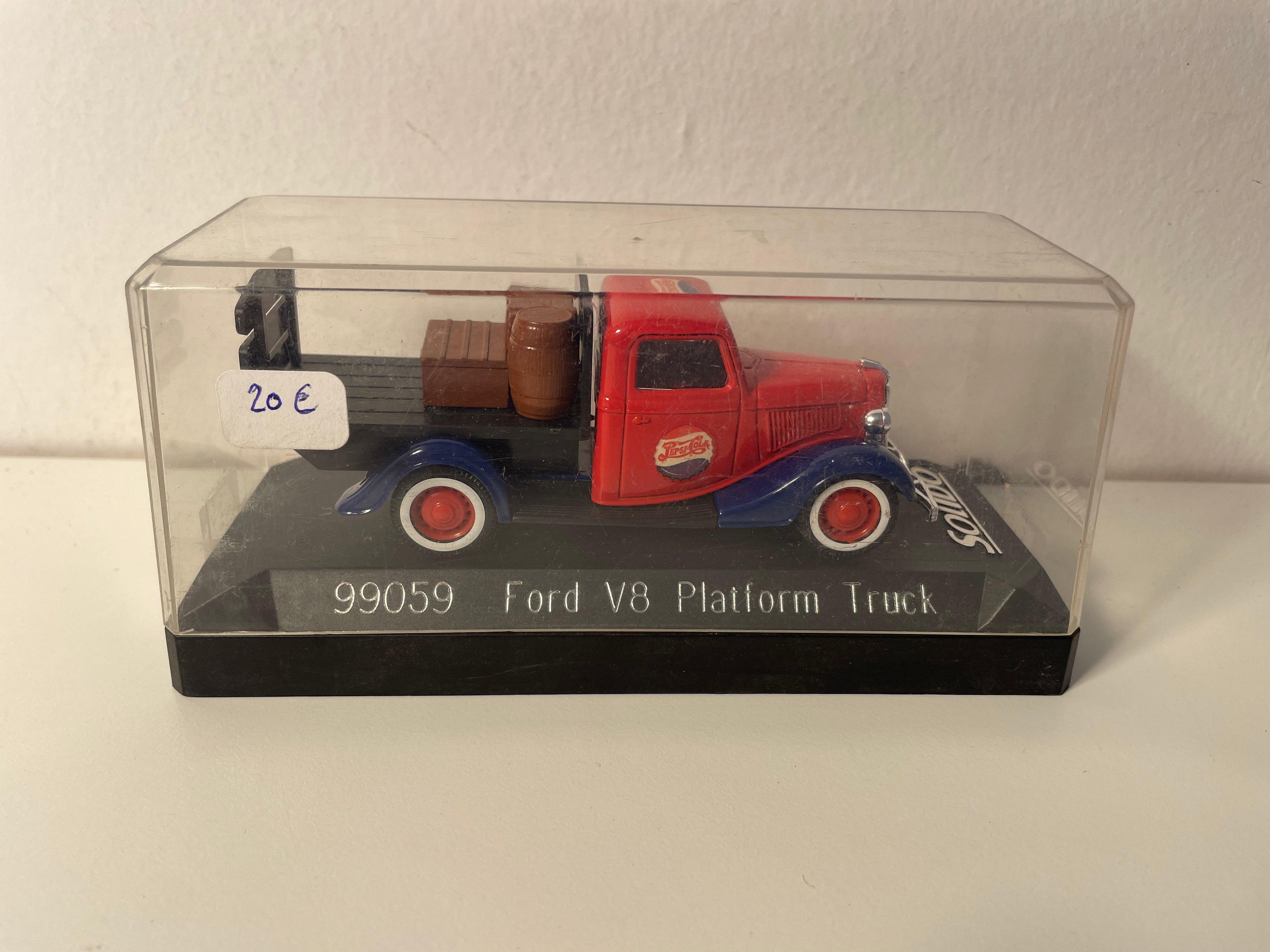Ford V8 Platform Truck niebieski, czerwony i czarny z reklamą PEPSI-COLA - Solido numer 99059