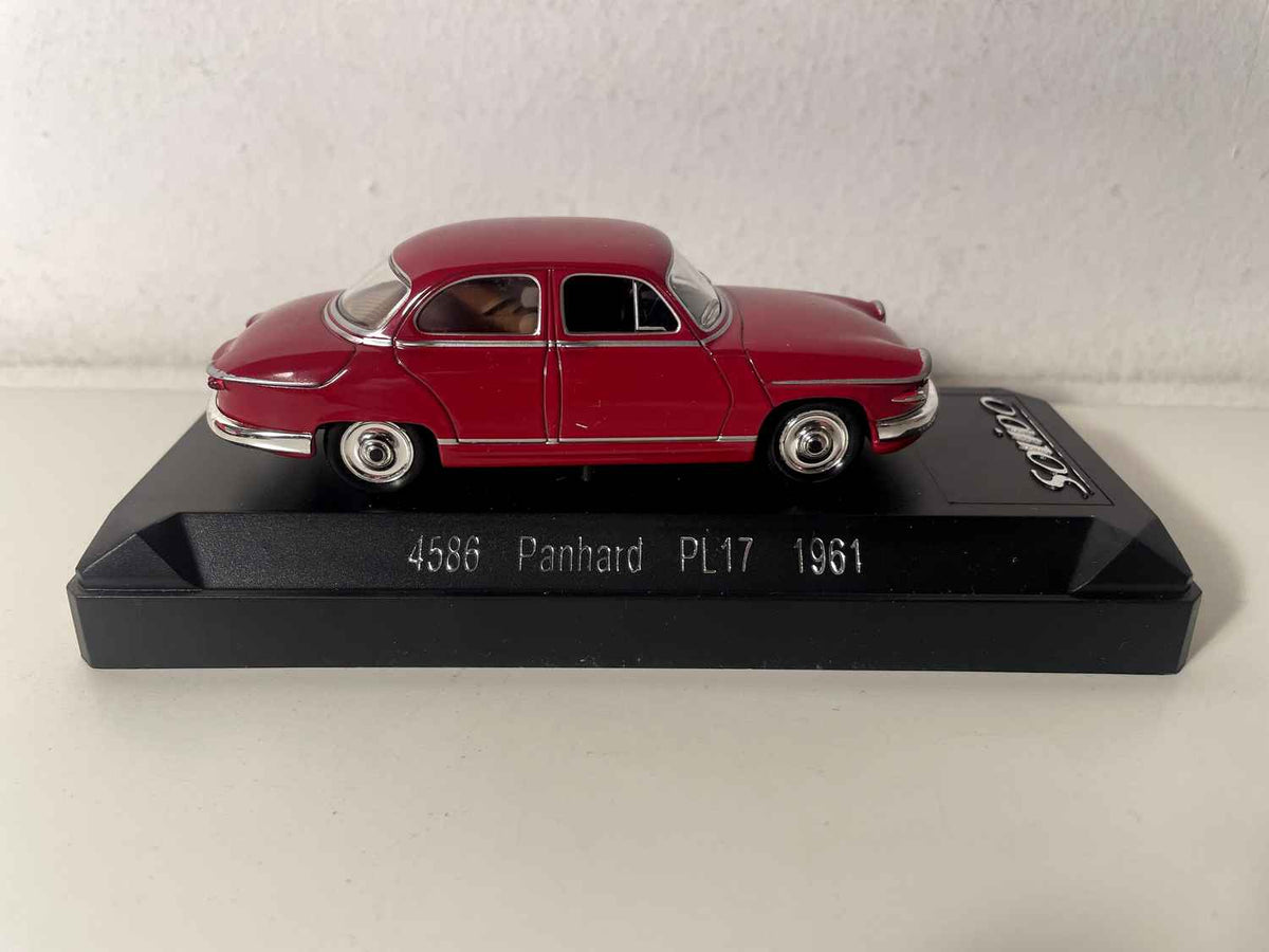 Panhard PL 17 burdeos de 1961 (referencia Solido 4586)