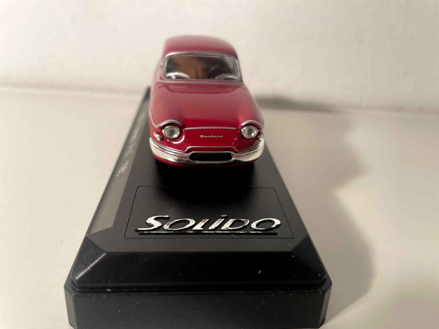 Panhard PL 17 burdeos de 1961 (referencia Solido 4586)