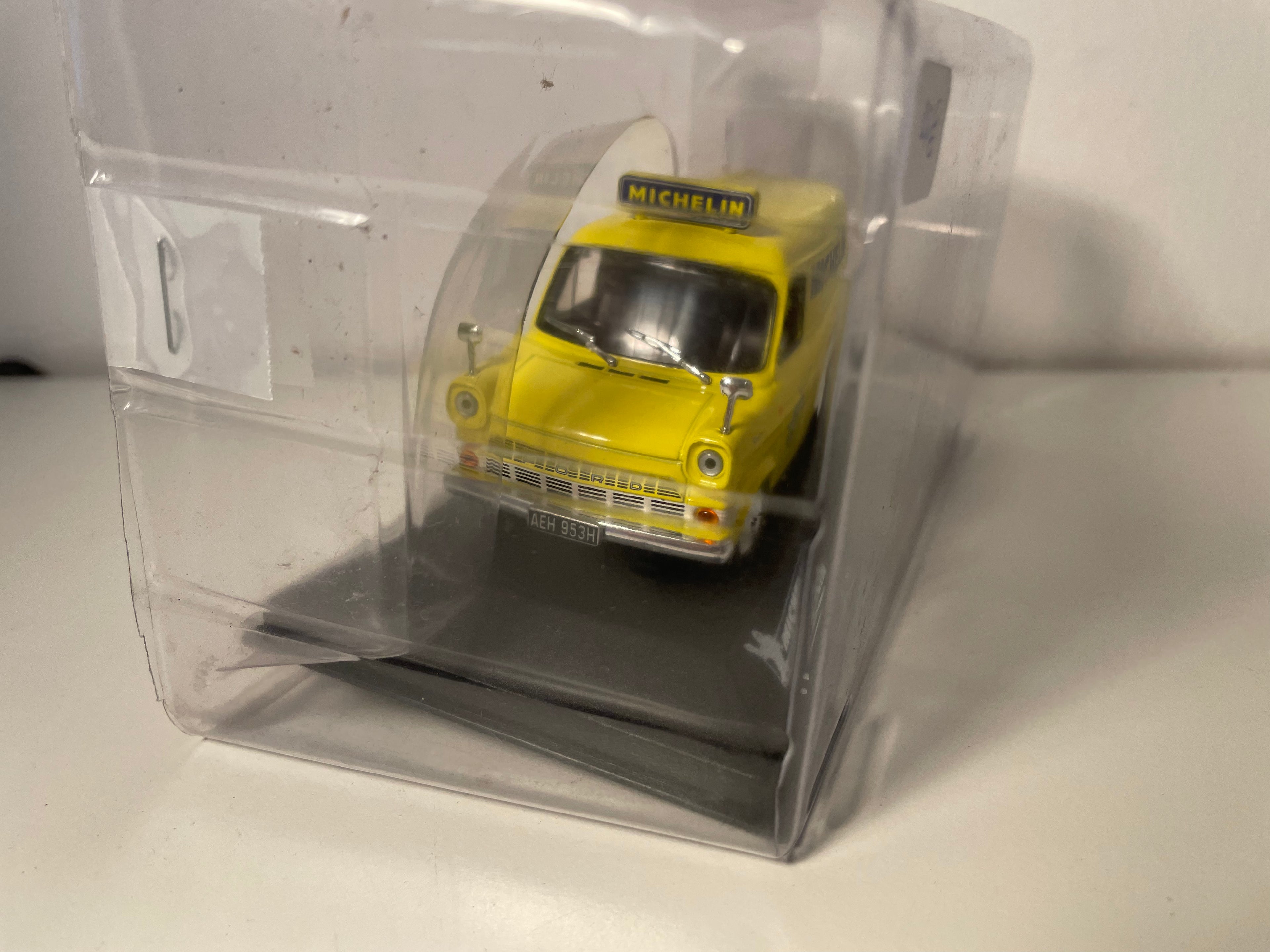 Ford Transit jaune MICHELIN