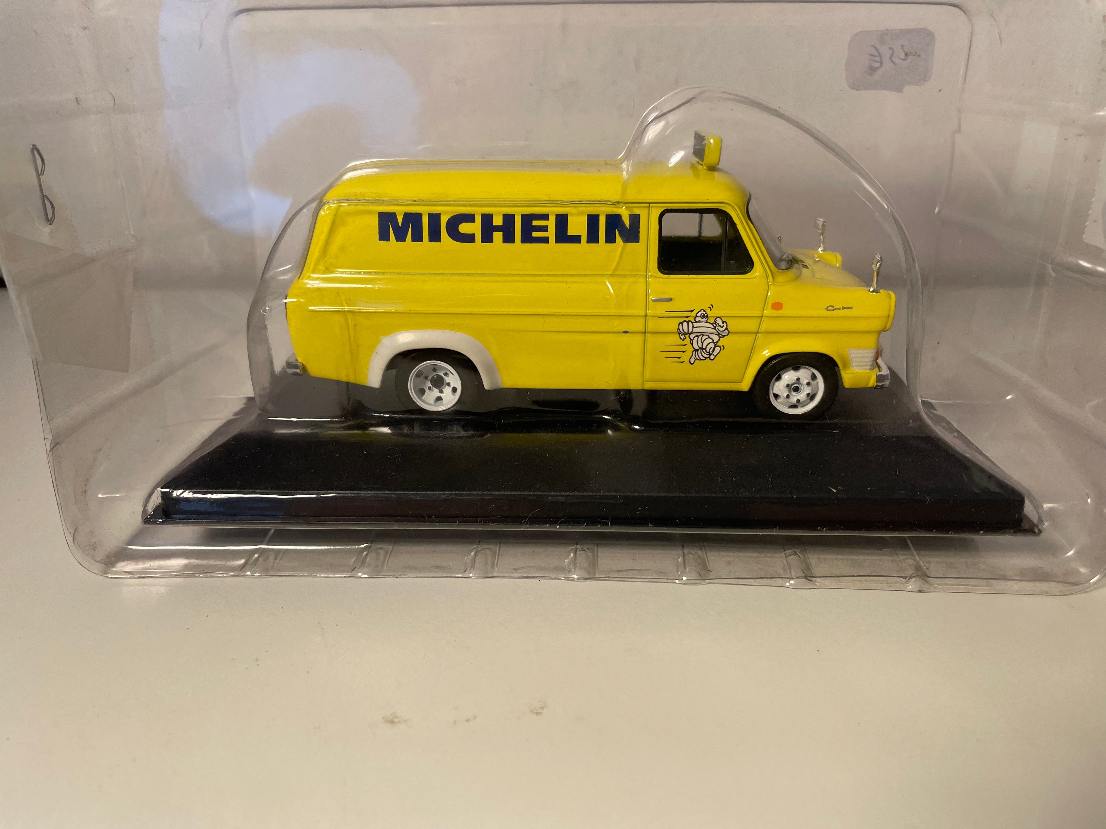 Ford Transit jaune MICHELIN