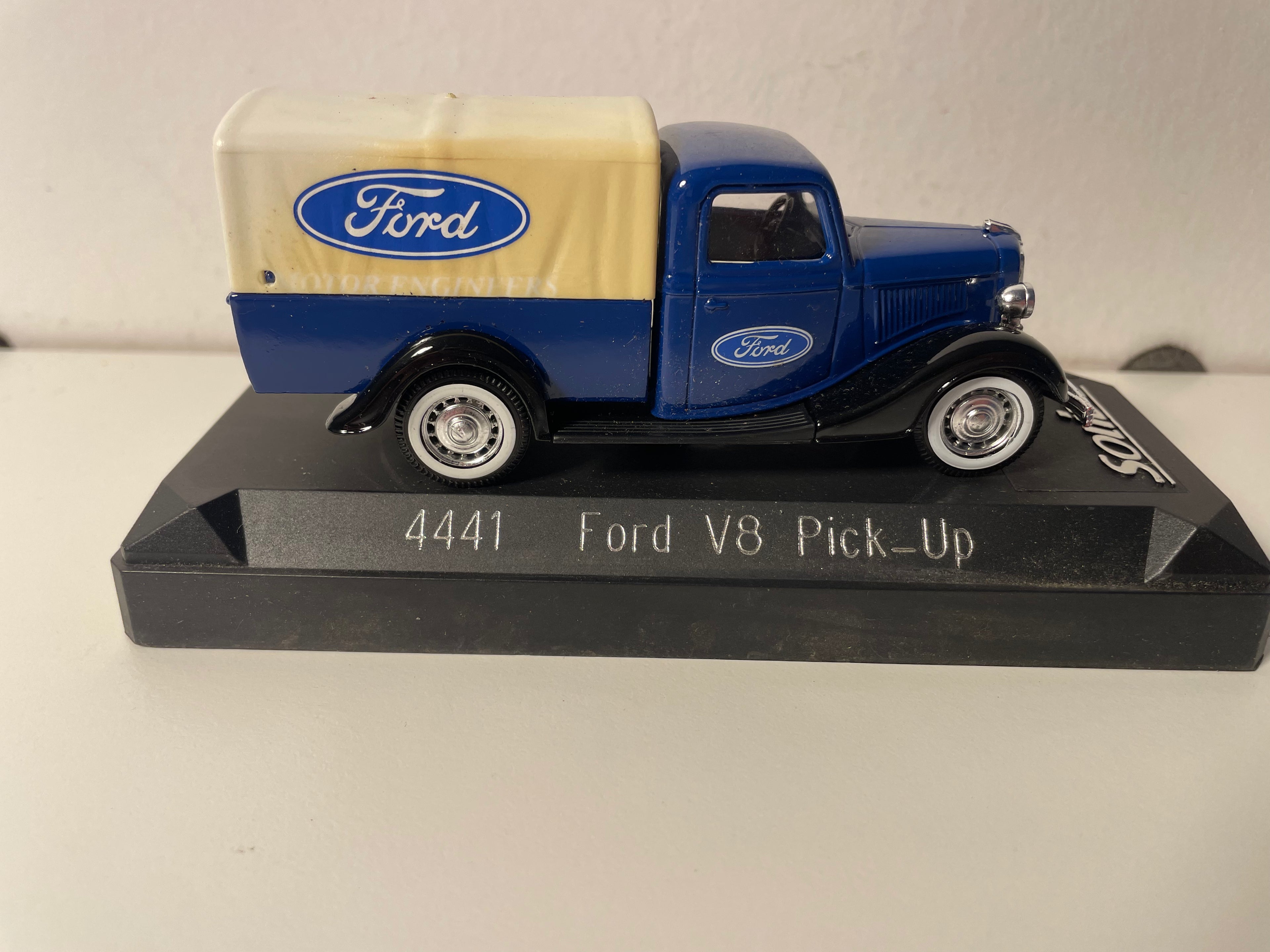 Ford V8 pick-up niebieski z plandeką - Solido referencja 4441 (plandeka wyblakła)
