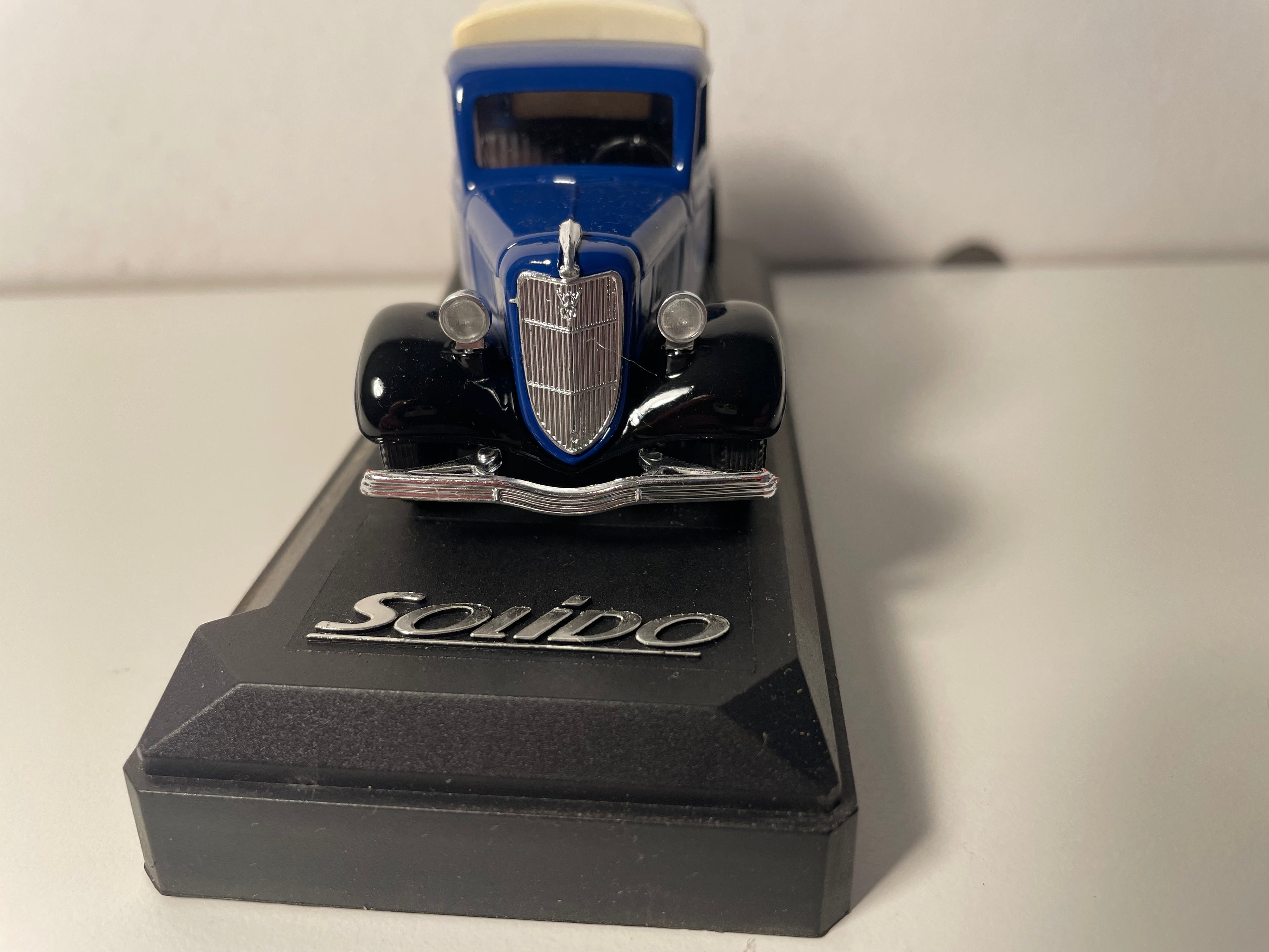 Ford V8 pick-up niebieski z plandeką - Solido referencja 4441 (plandeka wyblakła)