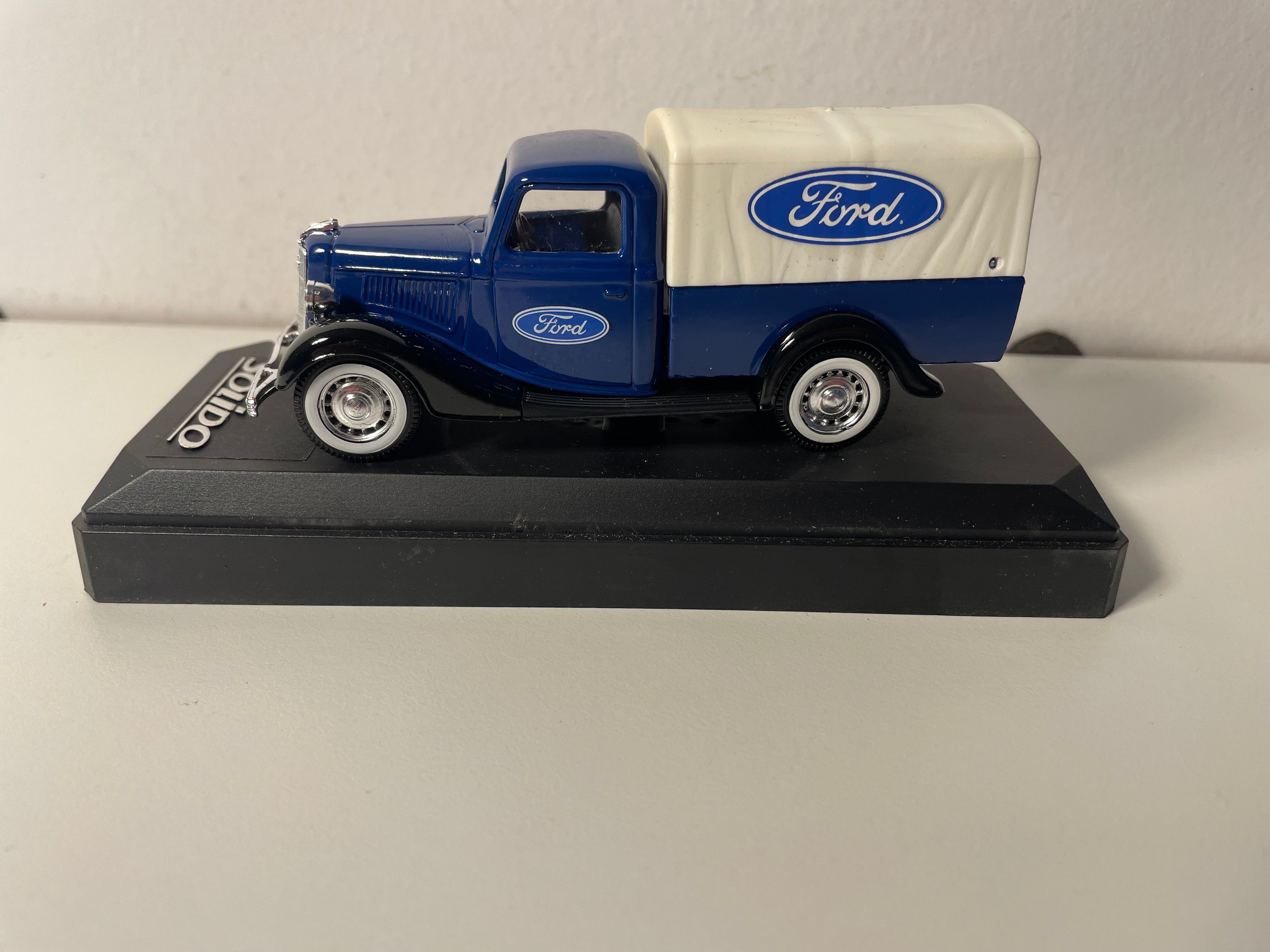Ford V8 pick-up niebieski z plandeką - Solido referencja 4441 (plandeka wyblakła)