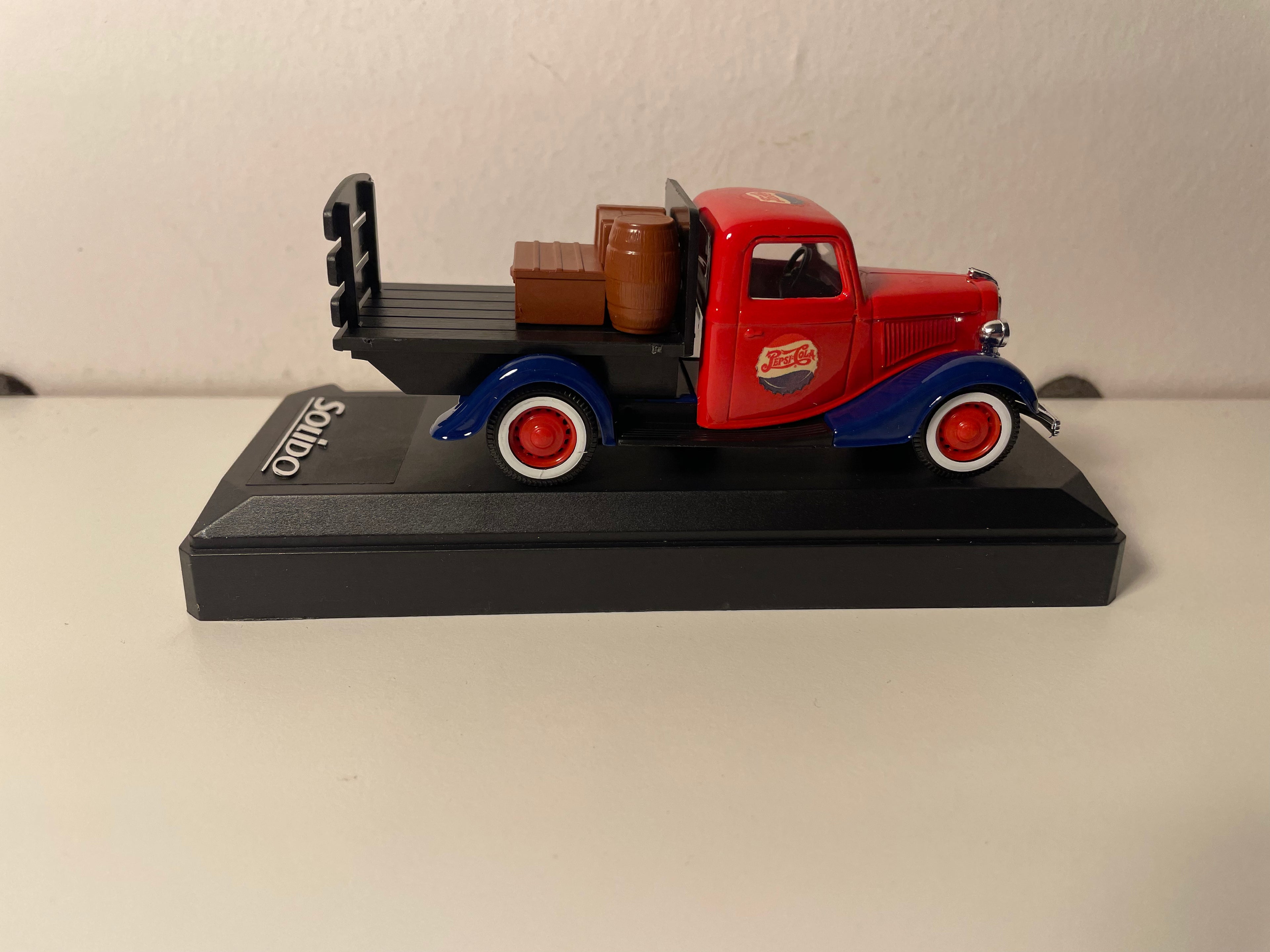 Ford V8 Platform Truck niebieski, czerwony i czarny z reklamą PEPSI-COLA - Solido nr 99059 (z pudełkiem kartonowym)