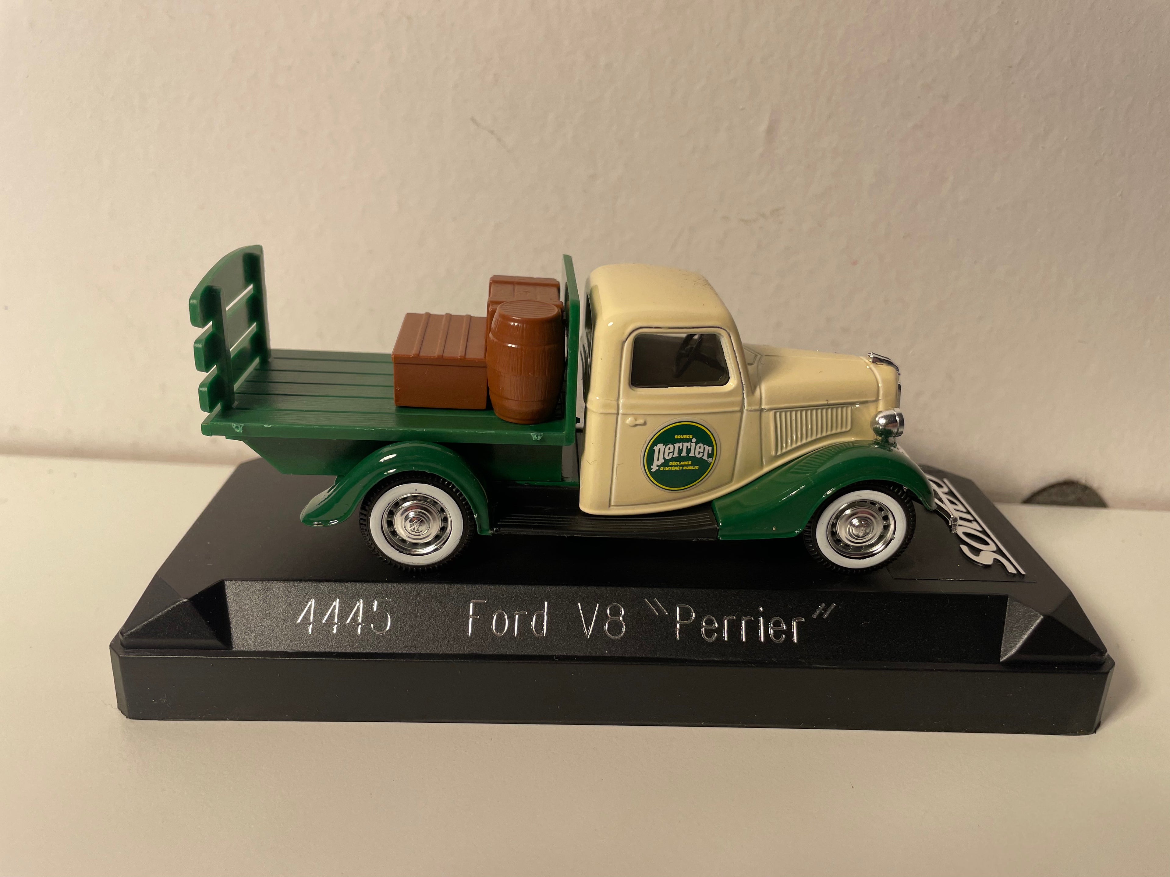 Ford V8 plateau zielony i beżowy z reklamą PERRIER - Solido nr 4445 (z pudełkiem kartonowym)
