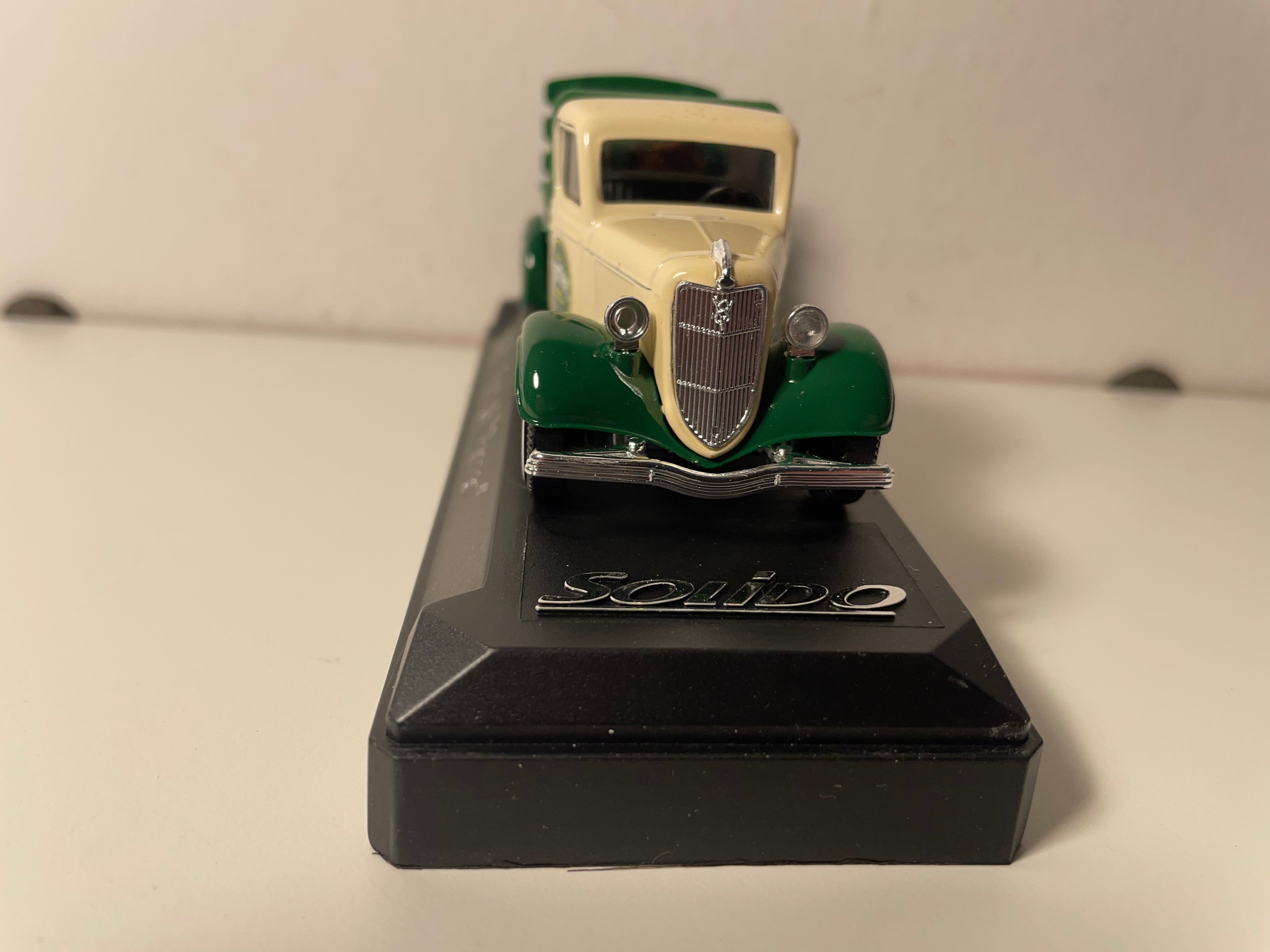 Ford V8 plateau zielony i beżowy z reklamą PERRIER - Solido nr 4445 (z pudełkiem kartonowym)