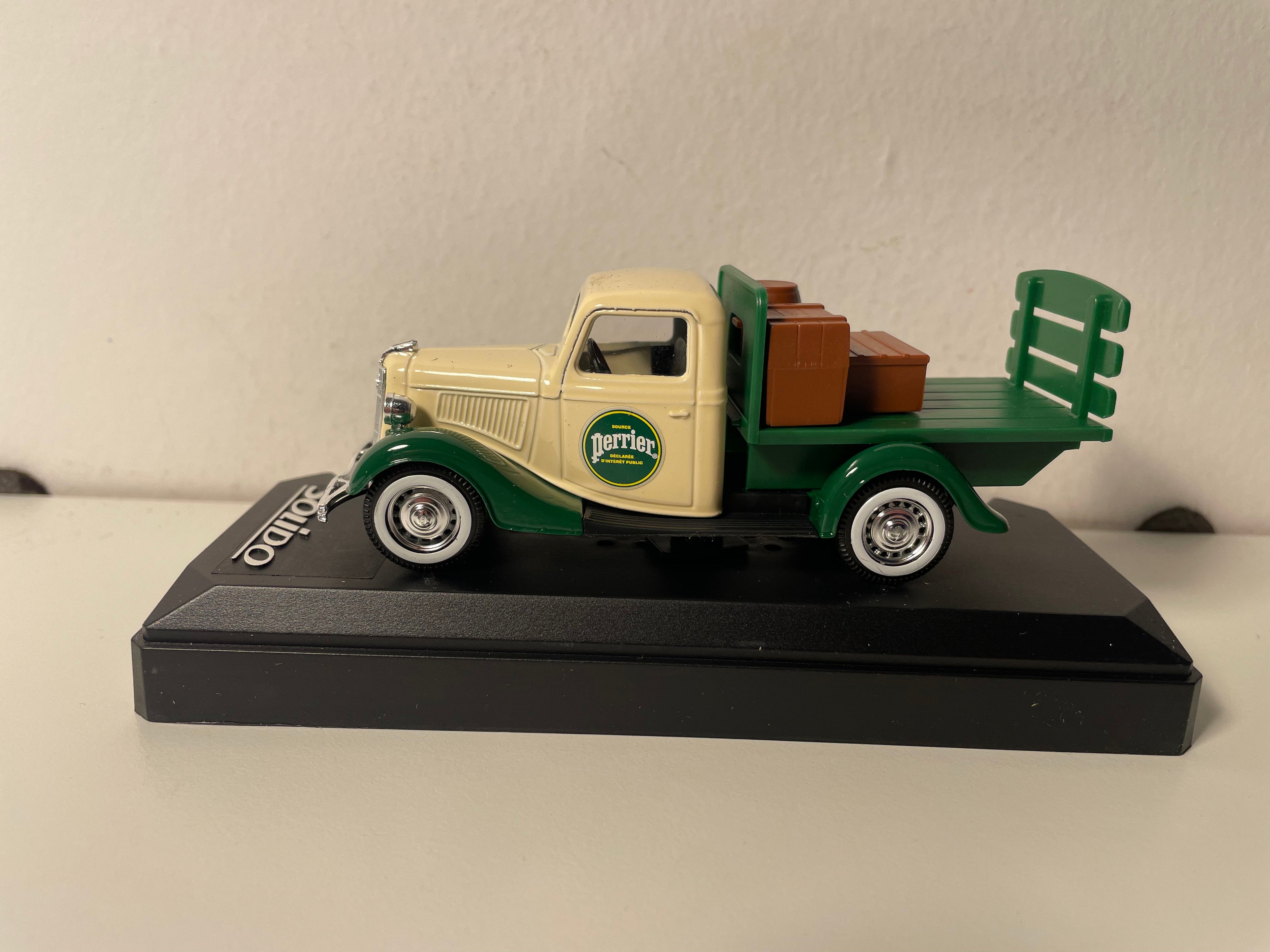 Ford V8 plateau zielony i beżowy z reklamą PERRIER - Solido nr 4445 (z pudełkiem kartonowym)