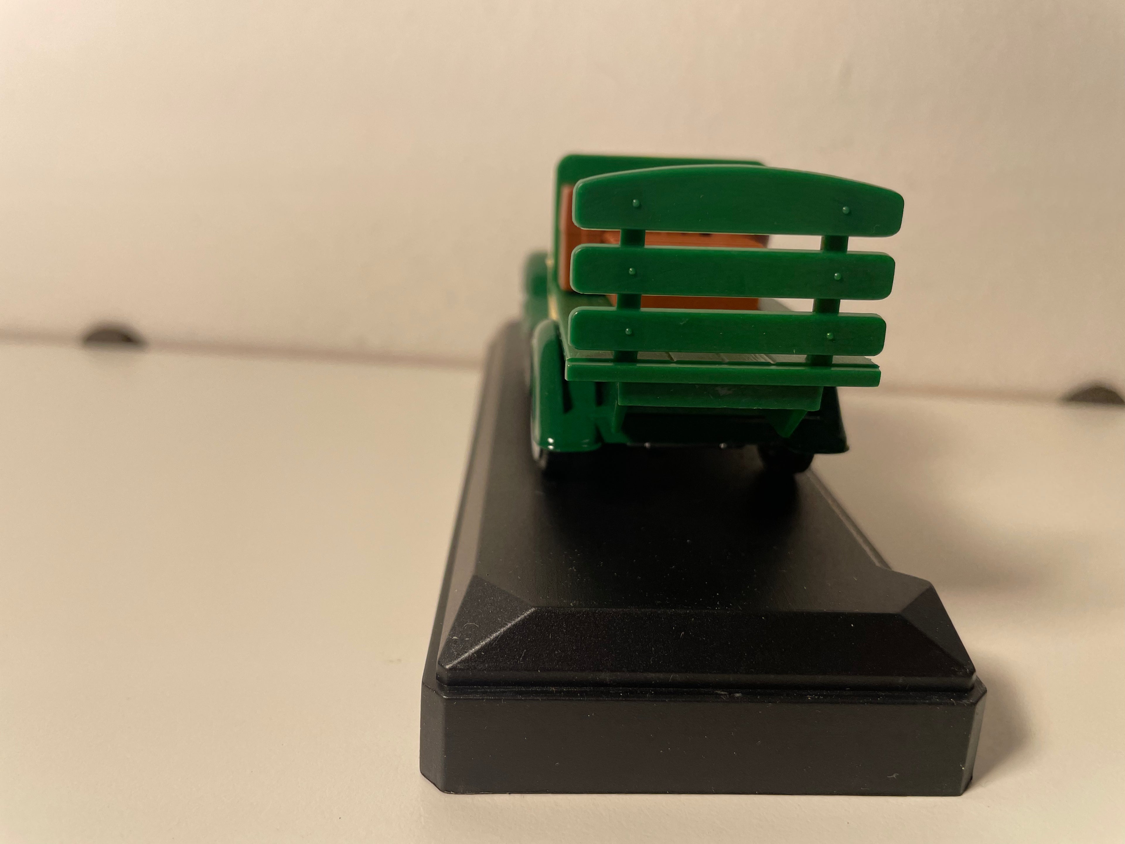 Ford V8 plateau zielony i beżowy z reklamą PERRIER - Solido nr 4445 (z pudełkiem kartonowym)