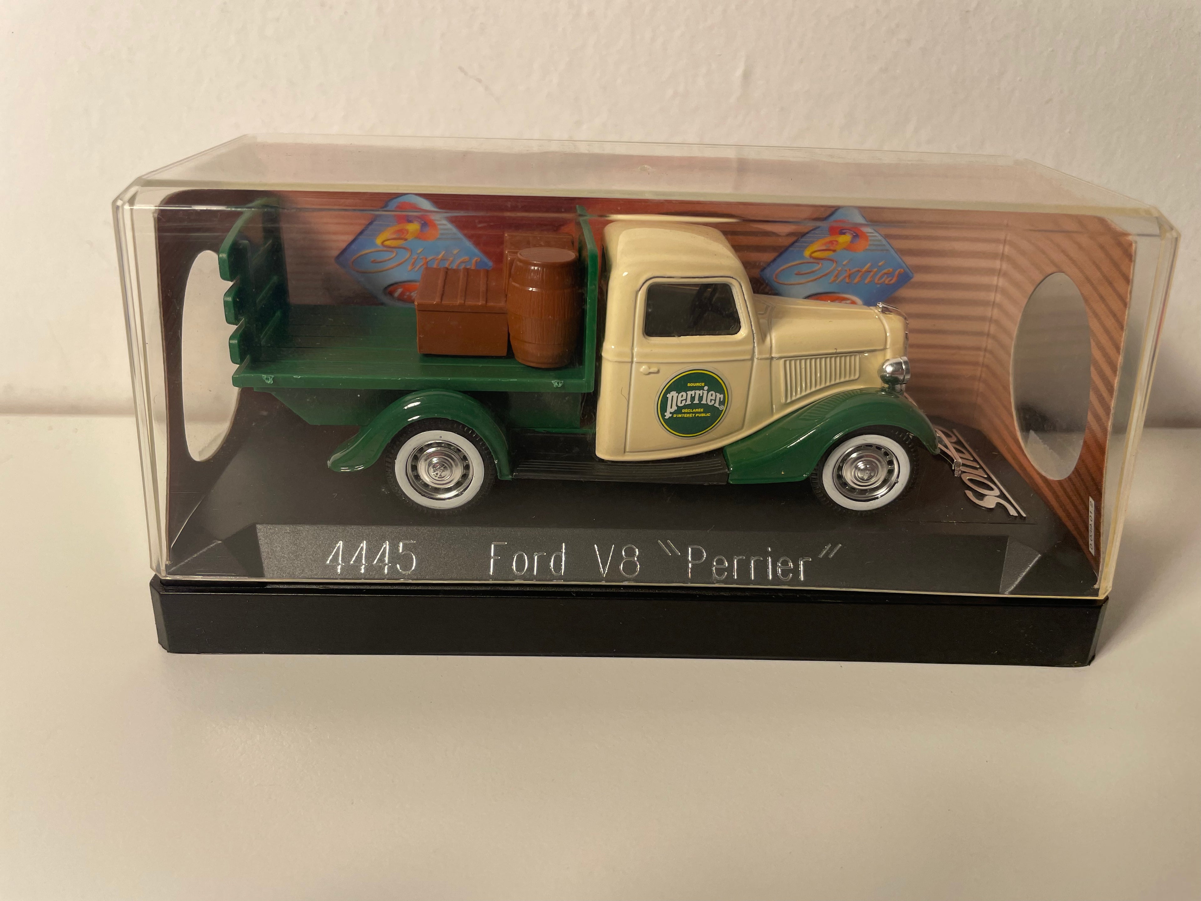 Ford V8 plateau zielony i beżowy z reklamą PERRIER - Solido nr 4445 (z pudełkiem kartonowym)