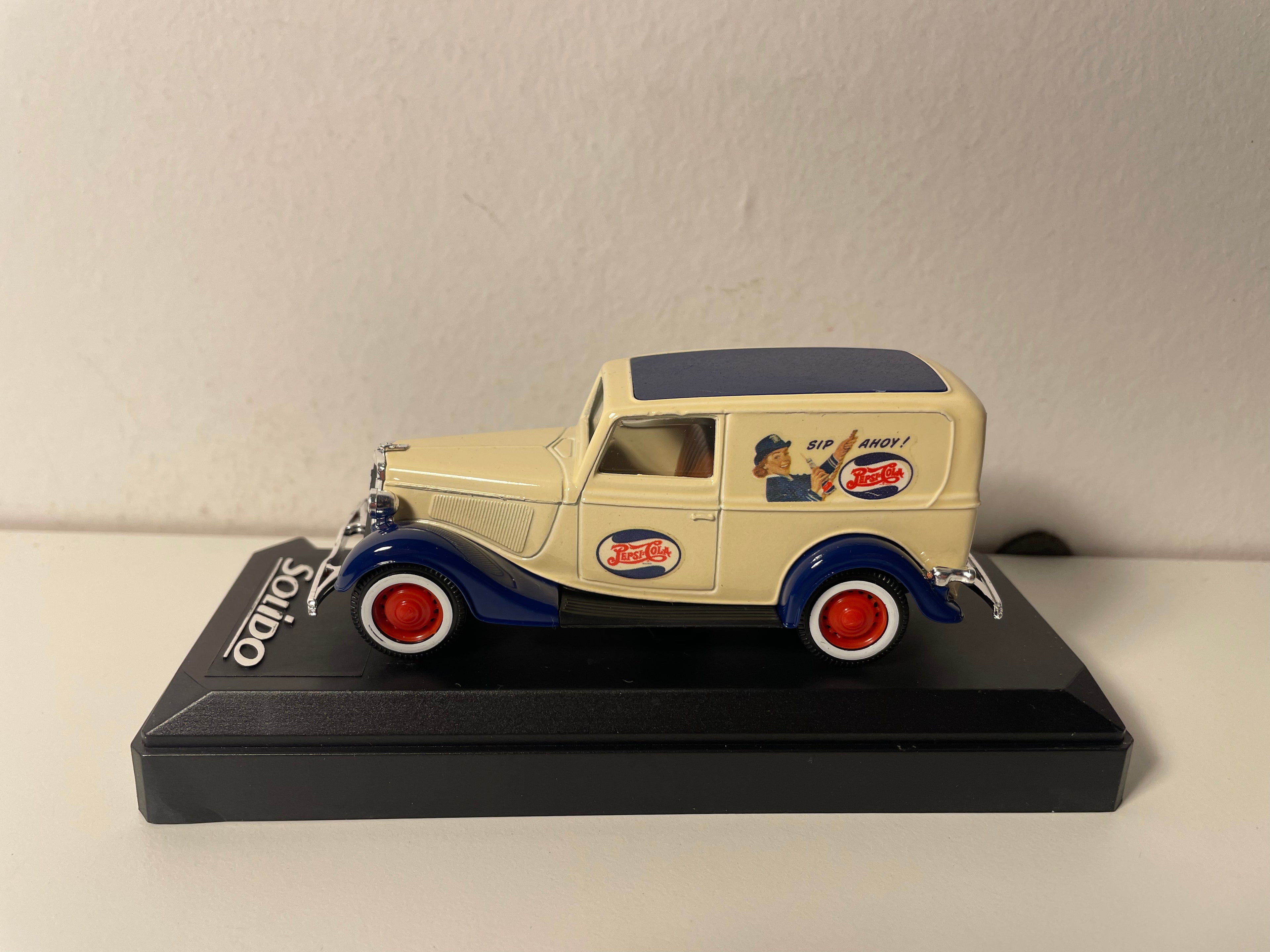 Ford Panel Truck bege e azul com publicidade PEPSI-COLA - Solido referência 99057 (com caixa de papelão)