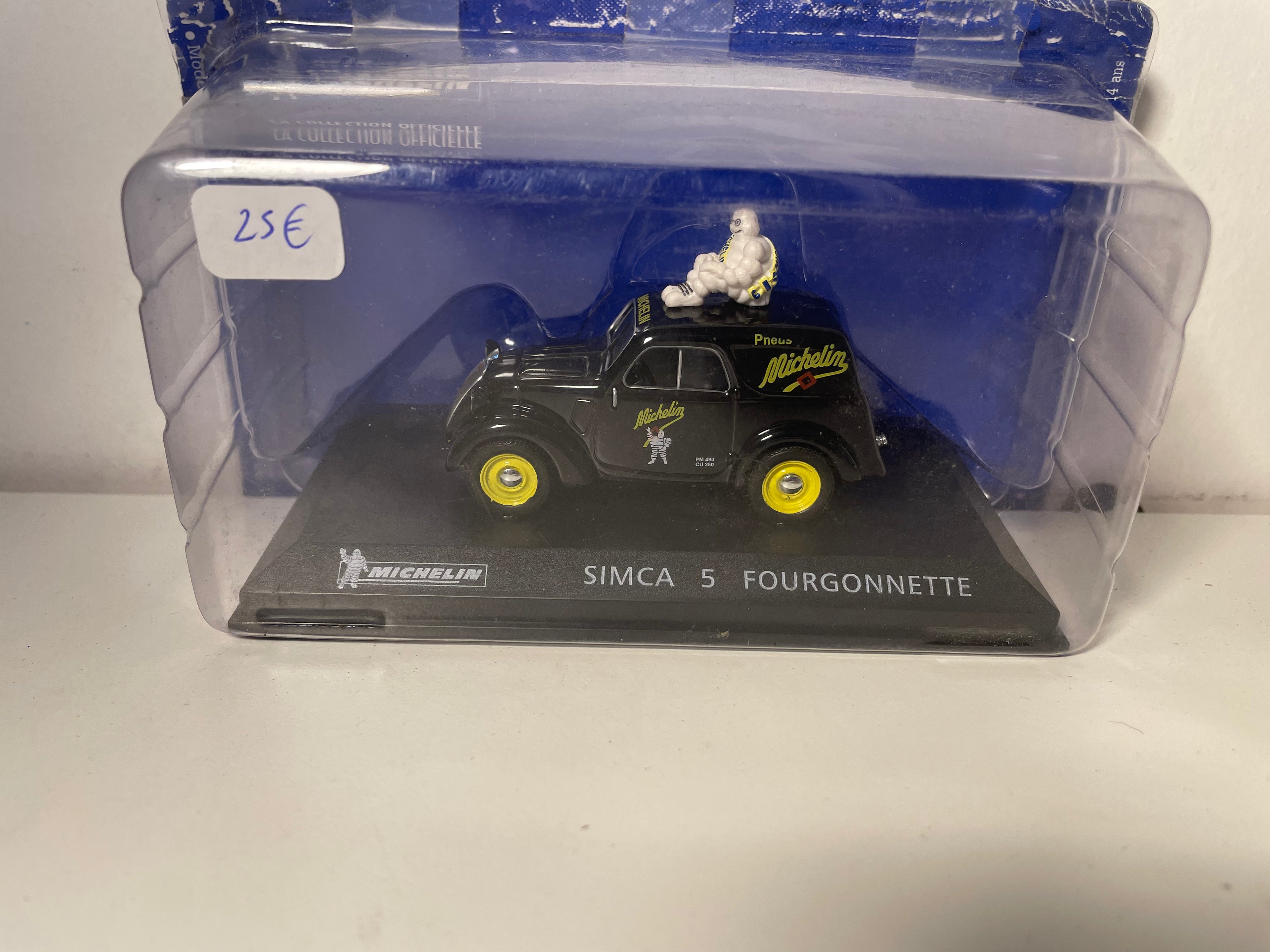 Simca 5 fourgonnette noire MICHELIN