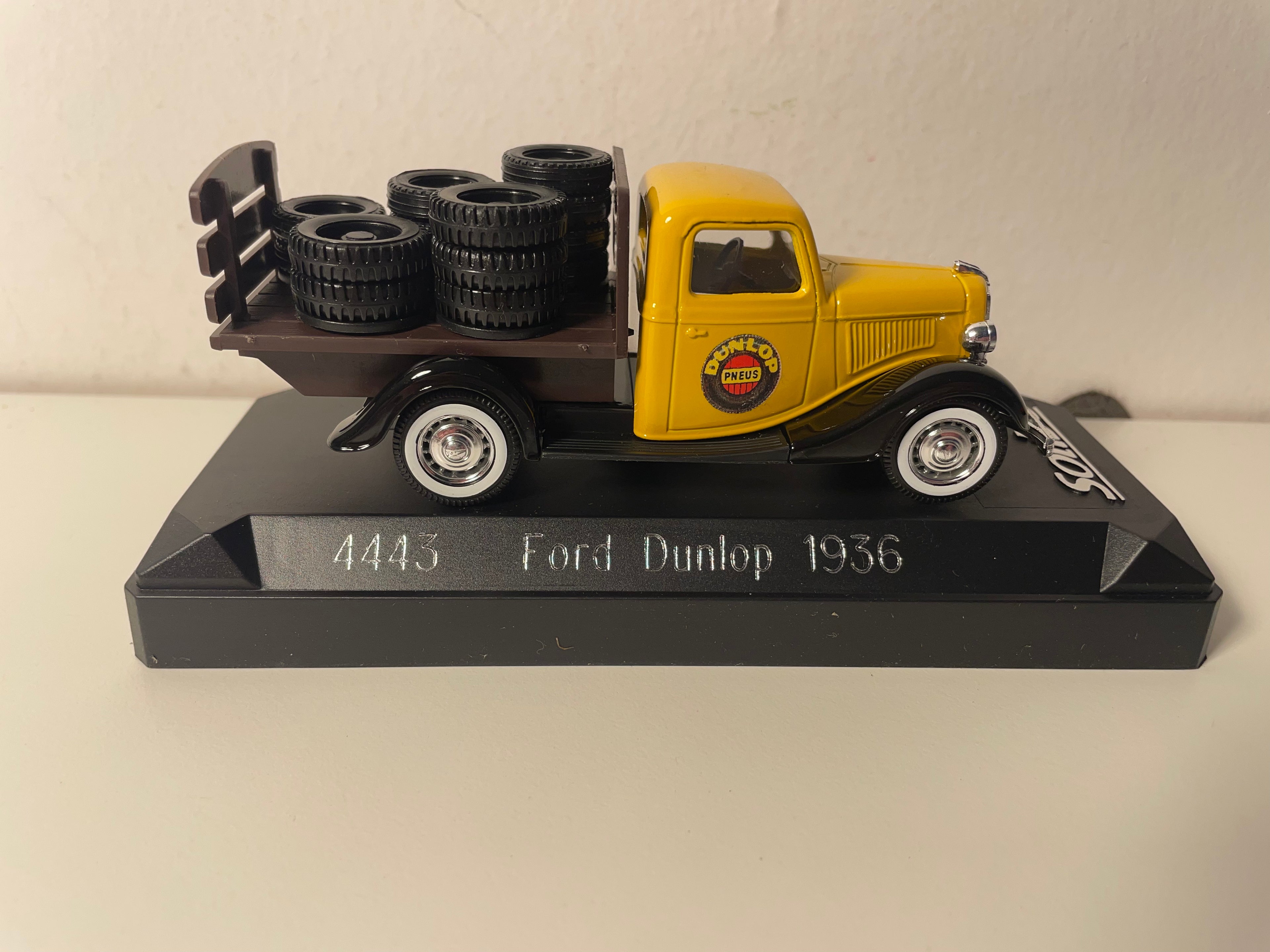 Ford plateau jaune et noir de 1936 (publicité Dunlop) avec pneux - Solido référence 4443 (avec boite en carton)
