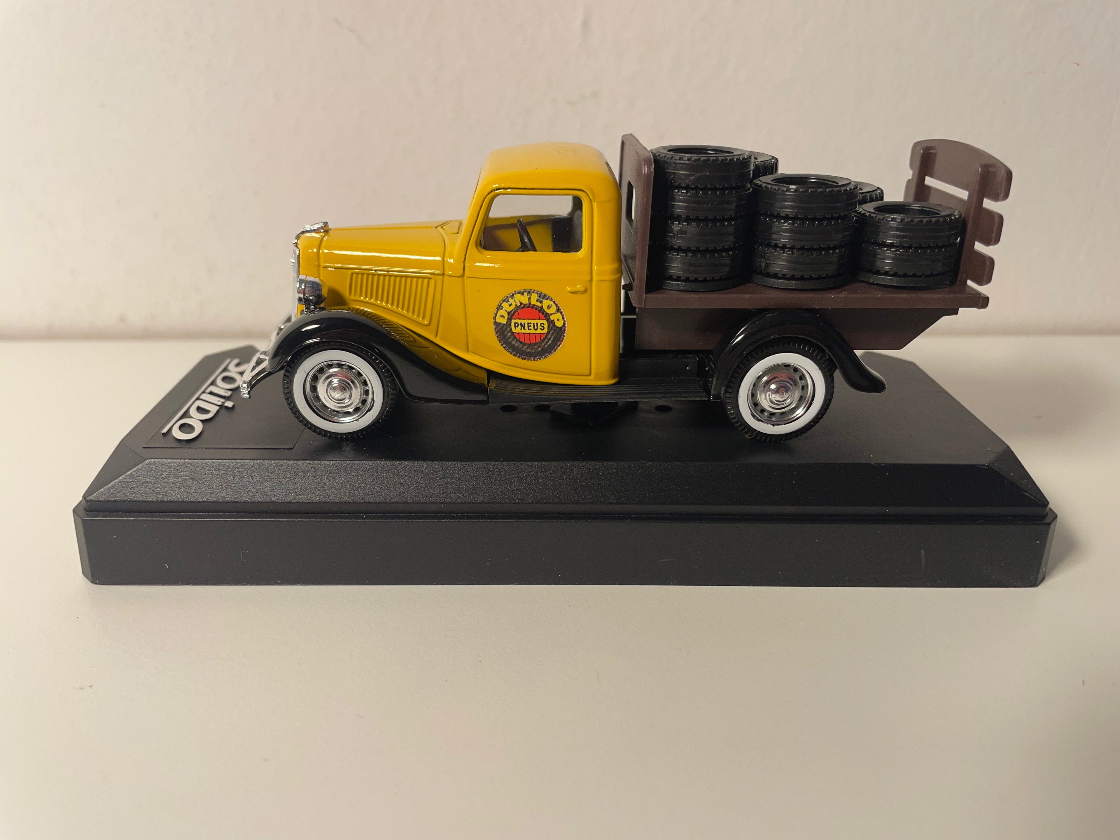 Ford plateau jaune et noir de 1936 (publicité Dunlop) avec pneux - Solido référence 4443 (avec boite en carton)
