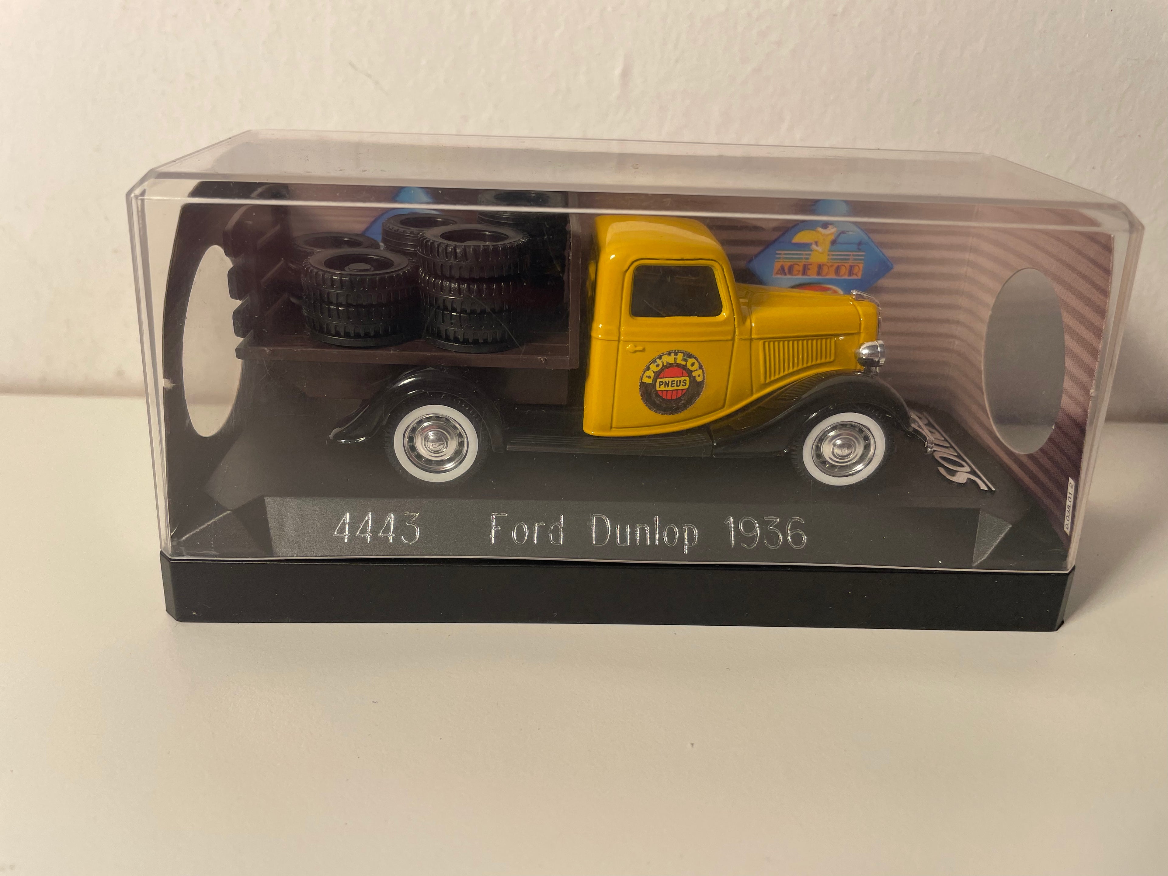 Ford plateau jaune et noir de 1936 (publicité Dunlop) avec pneux - Solido référence 4443 (avec boite en carton)