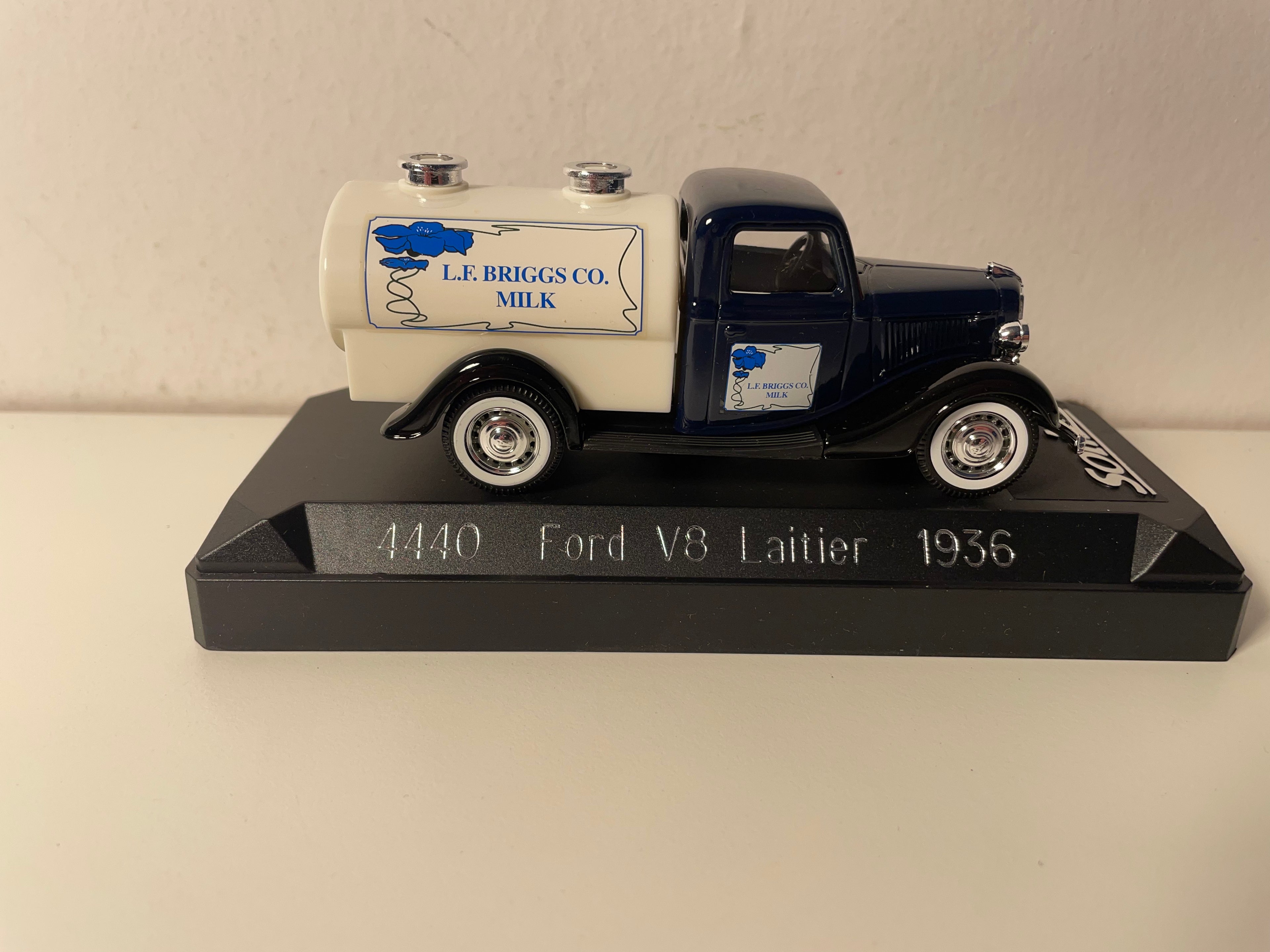 Ford V8 mleczarski niebieski z białym zbiornikiem z 1936 roku - Solido nr 4440 (z kartonowym pudełkiem)