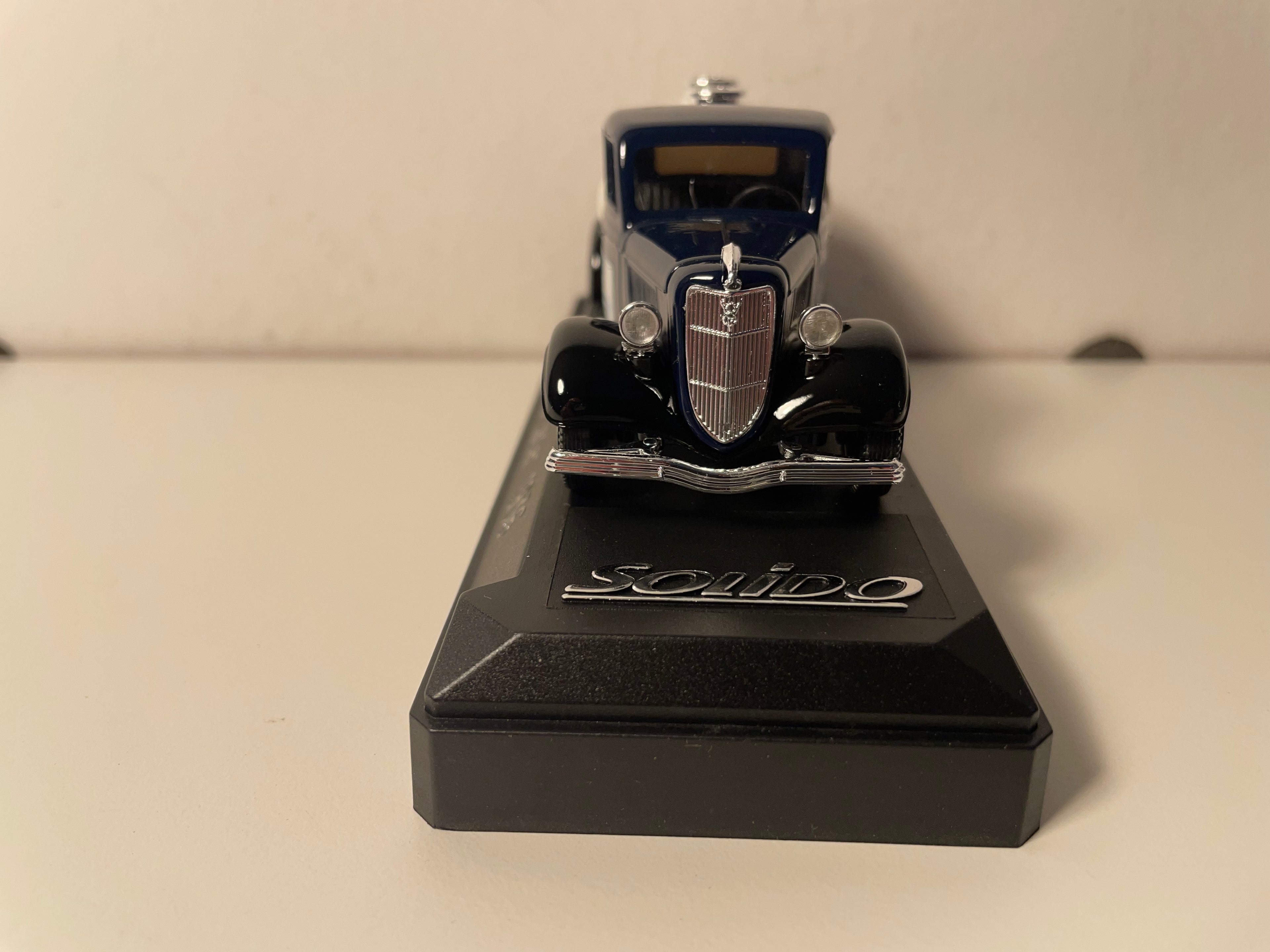 Ford V8 mleczarski niebieski z białym zbiornikiem z 1936 roku - Solido nr 4440 (z kartonowym pudełkiem)