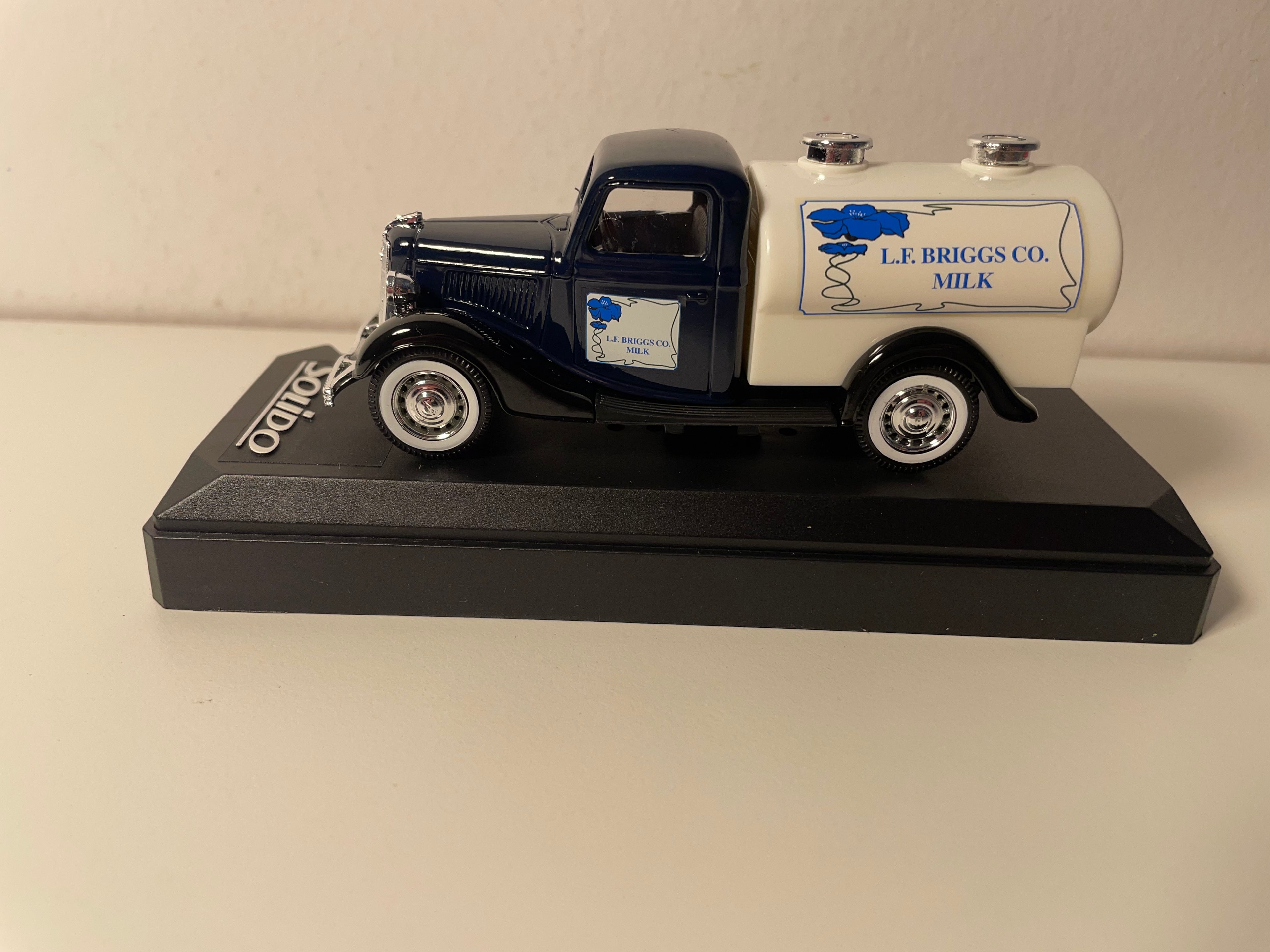 Ford V8 mleczarski niebieski z białym zbiornikiem z 1936 roku - Solido nr 4440 (z kartonowym pudełkiem)