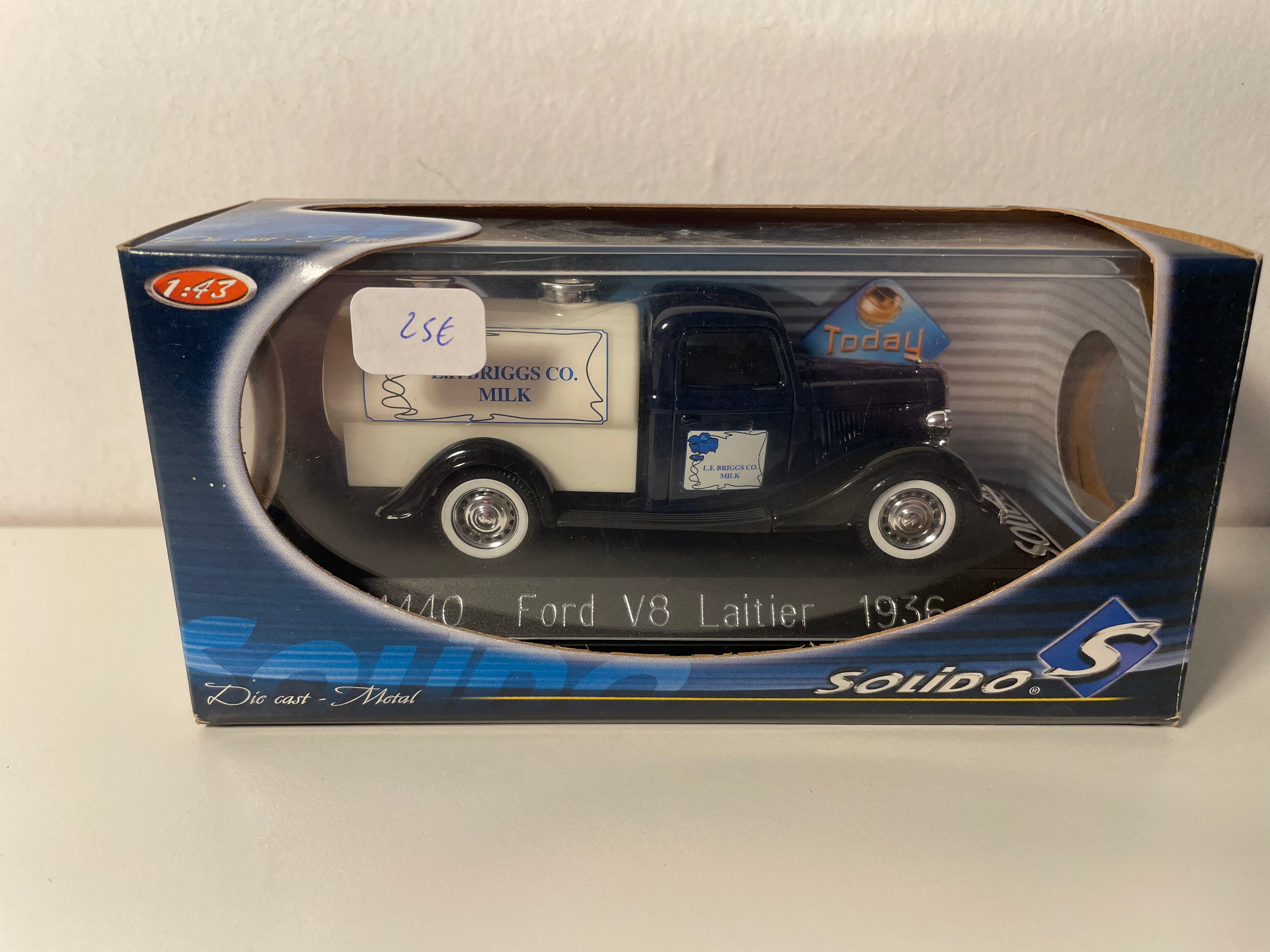 Ford V8 mleczarski niebieski z białym zbiornikiem z 1936 roku - Solido nr 4440 (z kartonowym pudełkiem)