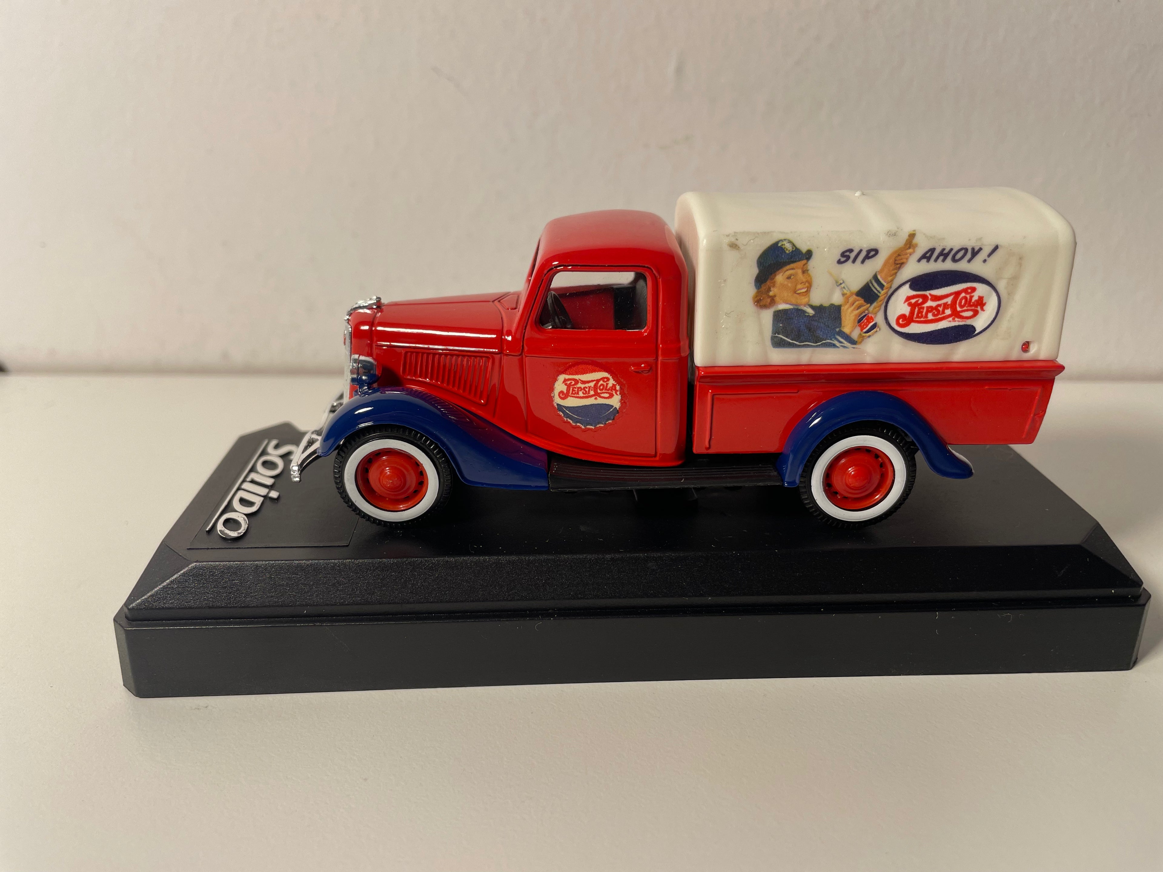 Ford pick-up Truck bâché rouge et bleu et bâche blanc cassé avec publicité PEPSI-COLA - Solido référence 99056 (avec boite en carton)