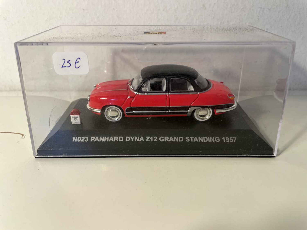 Panhard Dyna Z12 Grand Standing rouge et toit noir de 1957 - NOSTALGIE référence N023