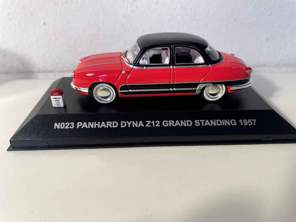 Panhard Dyna Z12 Grand Standing rouge et toit noir de 1957 - NOSTALGIE référence N023