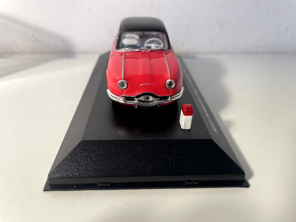 Panhard Dyna Z12 Grand Standing rouge et toit noir de 1957 - NOSTALGIE référence N023