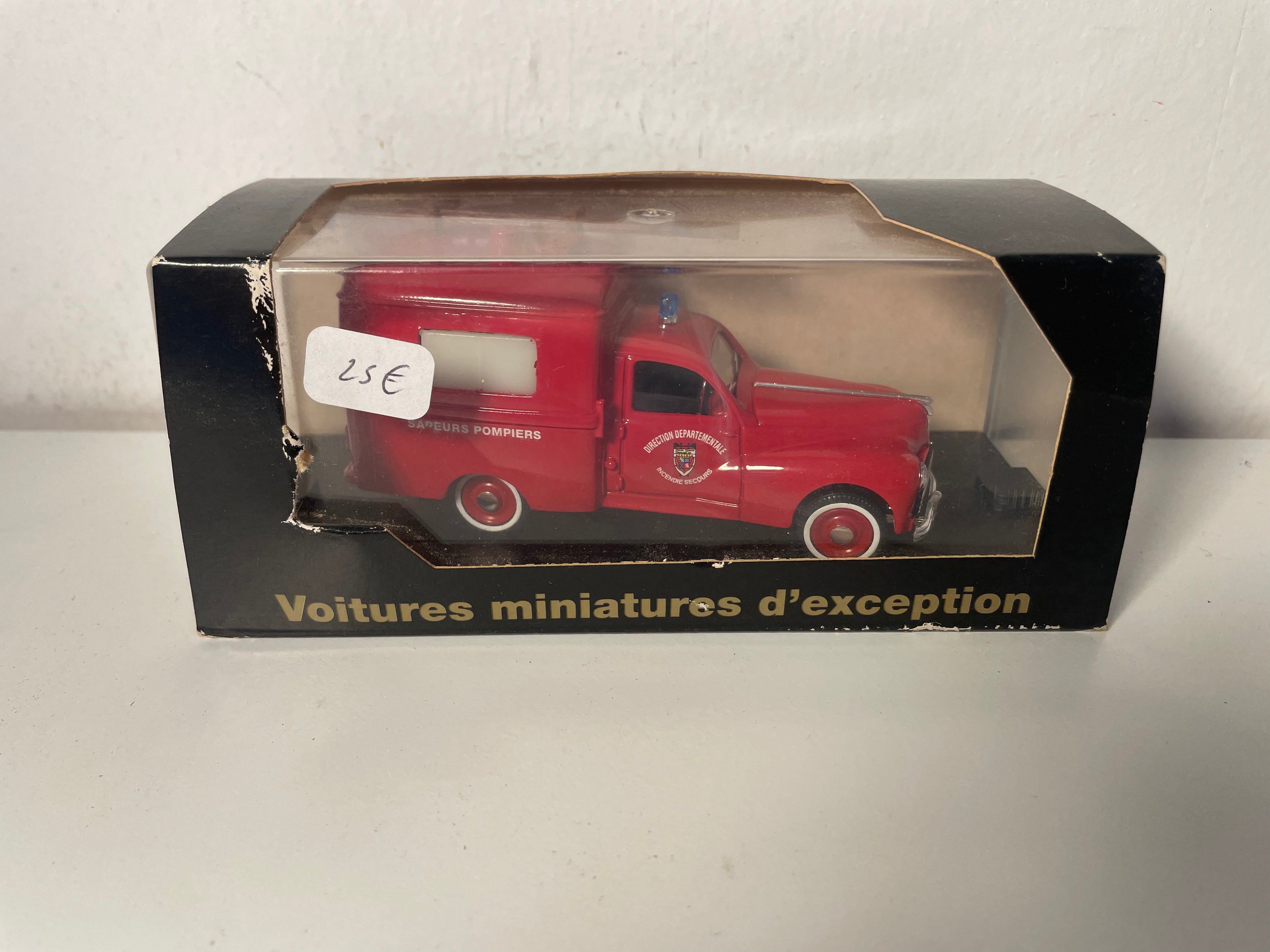 Peugeot 203 rouge sanitaire (ambulance) POMPIERS