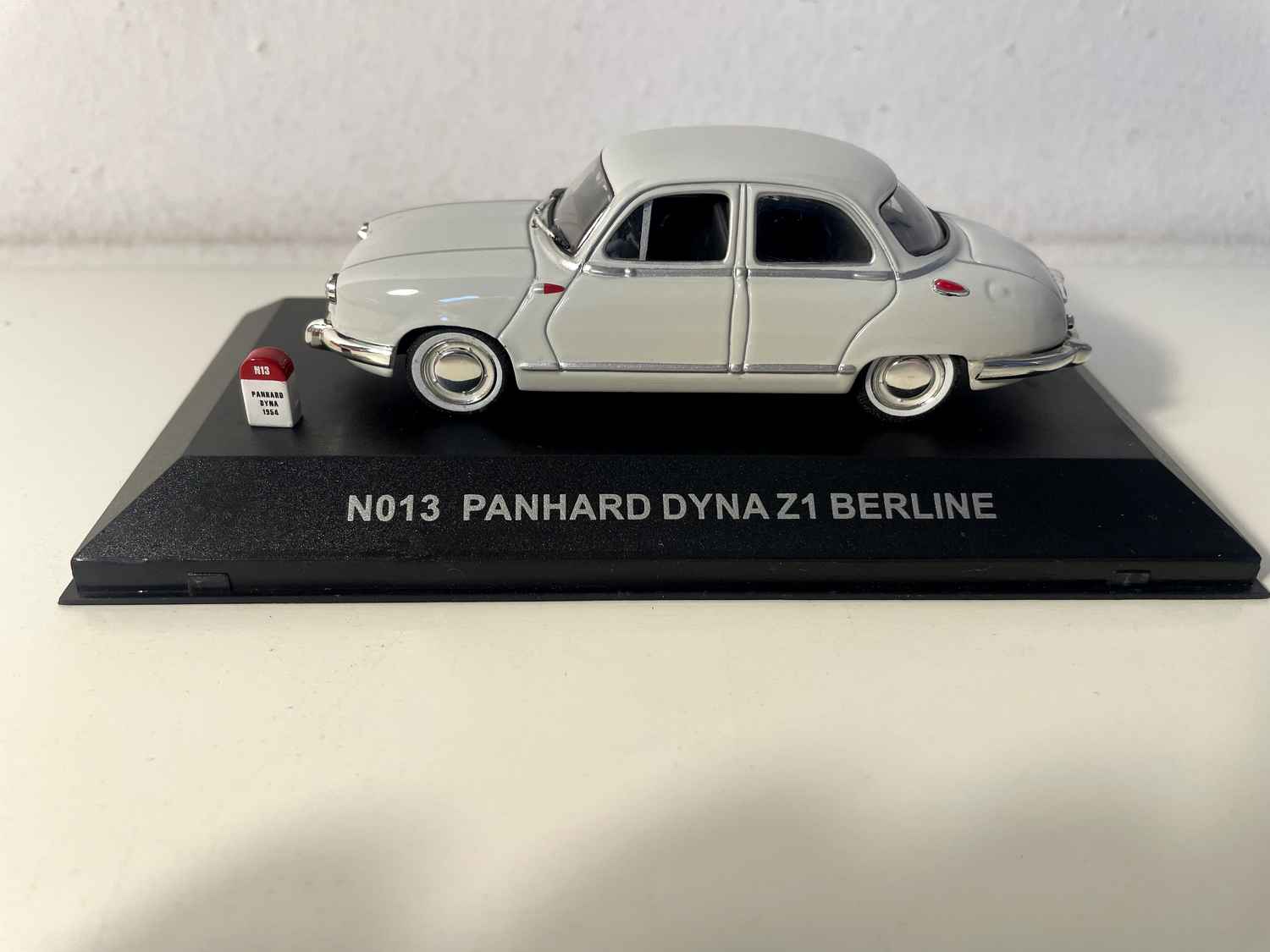 Panhard Dyna Z1 Berlina gris - NOSTALGIE referencia N013