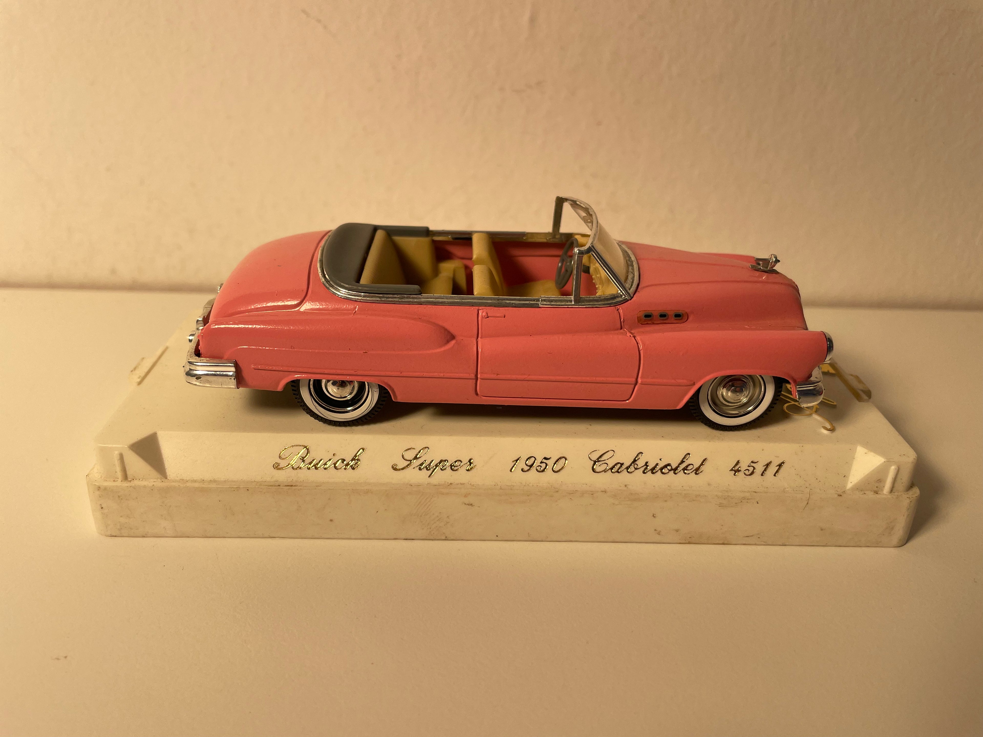 Buick Super Cabriolet Rosa de 1950 - Referência Solido 4511