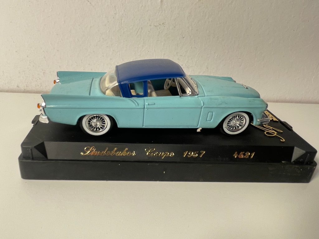 Studebaker coupé azul de 1957 - Solido referencia 4521