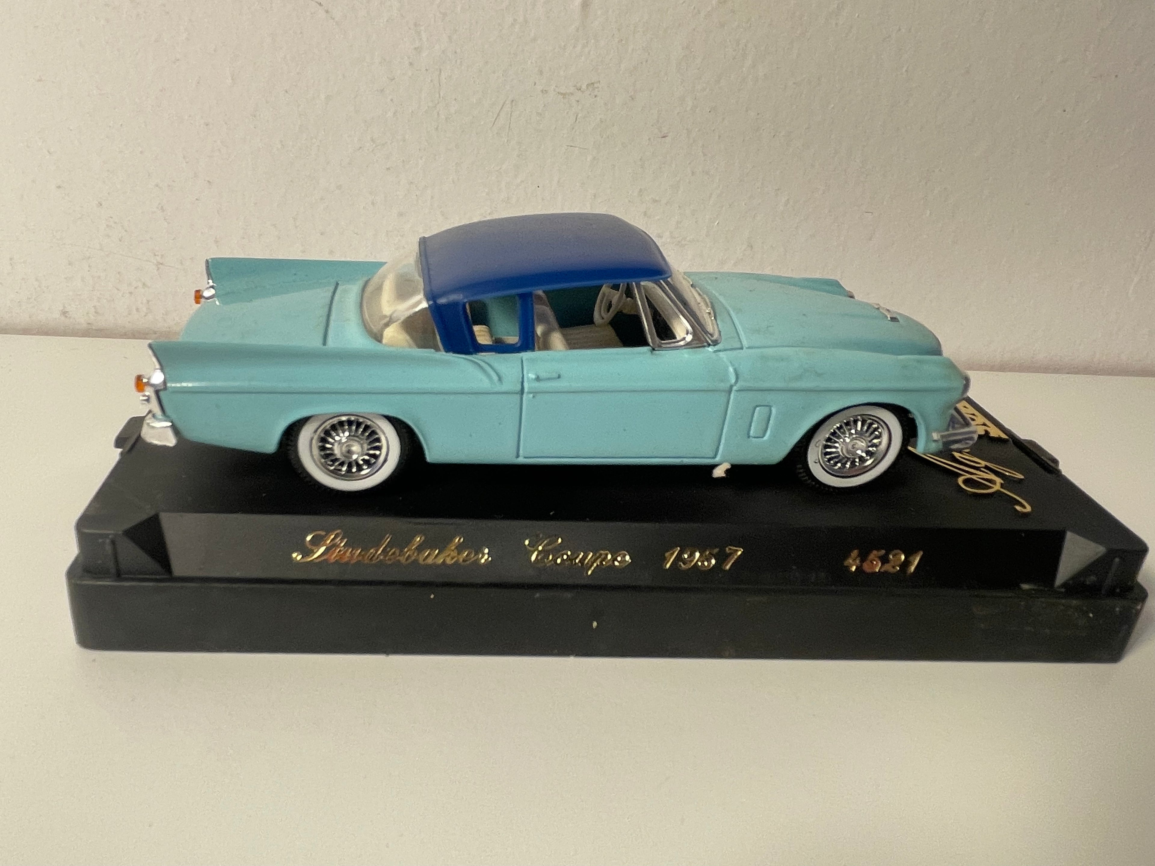Studebaker coupé azul de 1957 - Solido referencia 4521