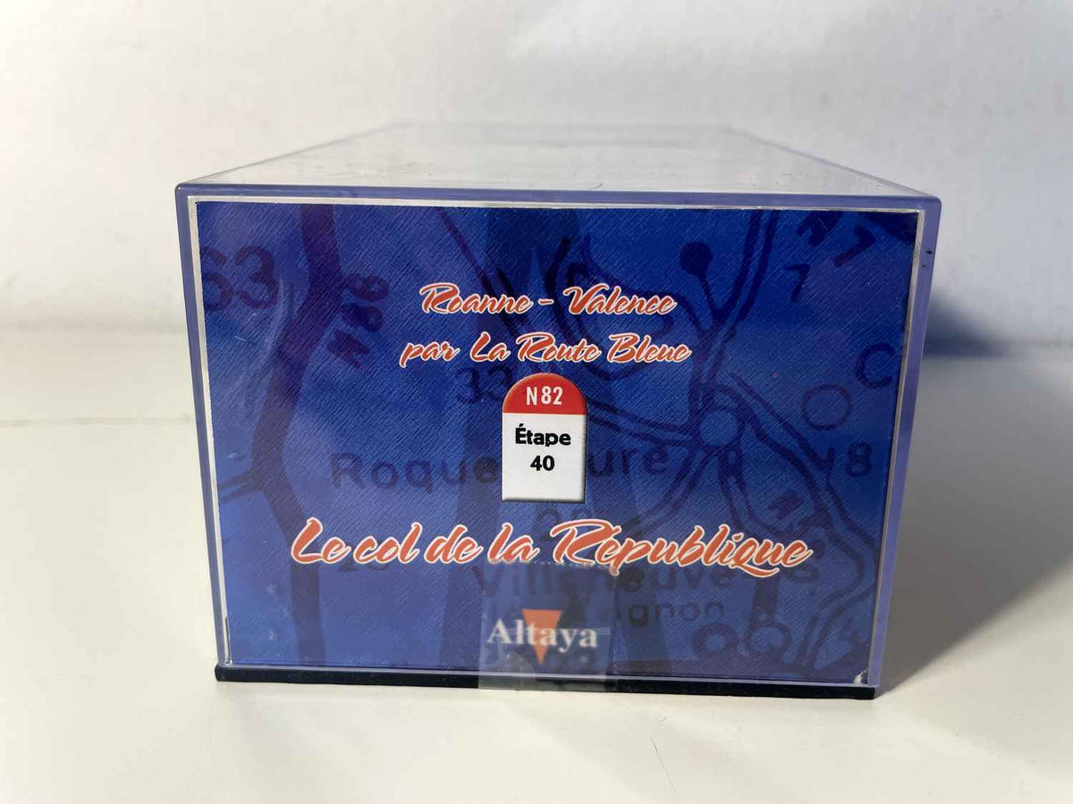Rosengart Super Traction blanc cassé/beige pâle? - La Nationale 7 - la route bleue