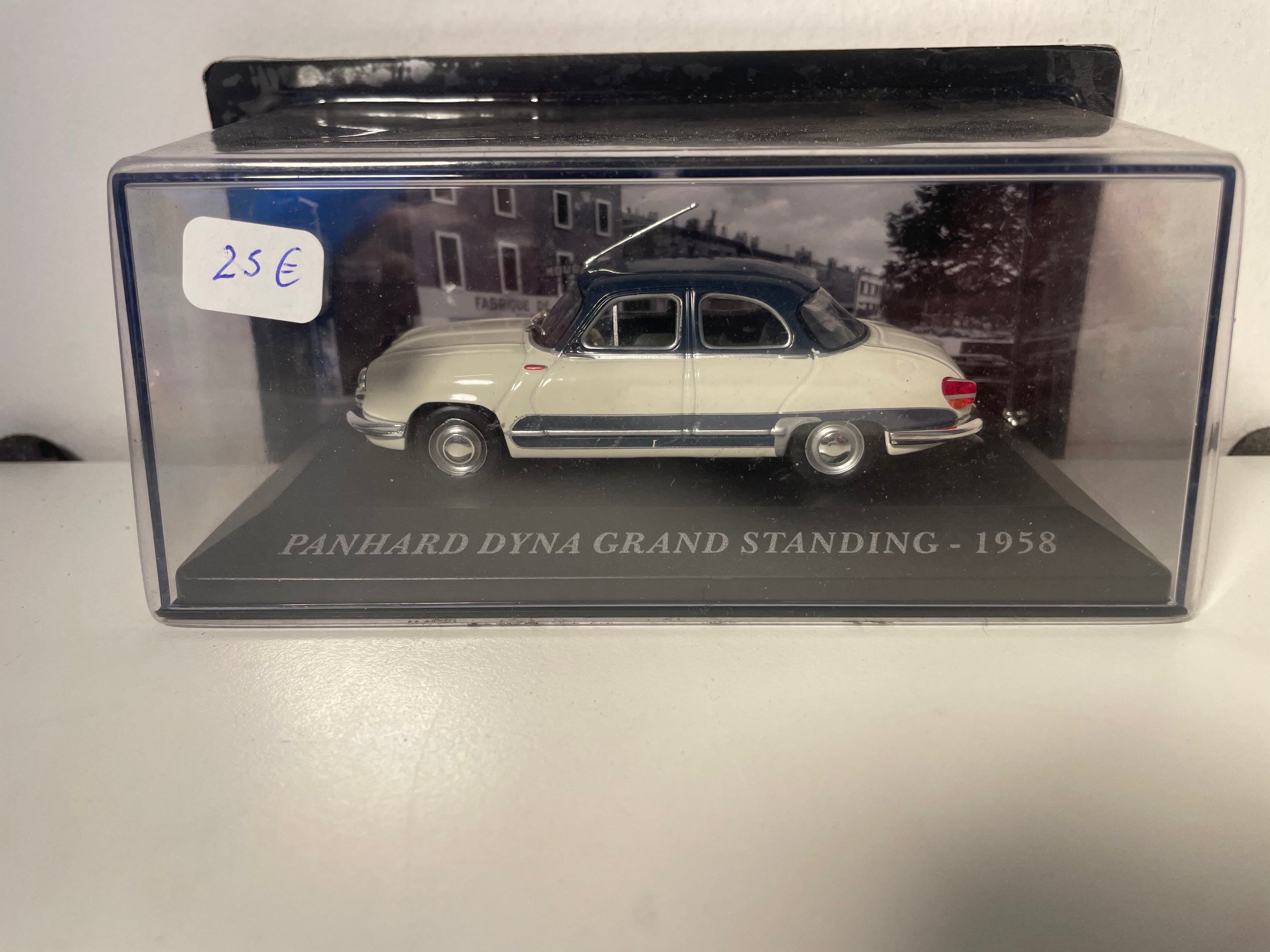 Panhard Dyna Groussstänn offwäiss a gro vun 1958
