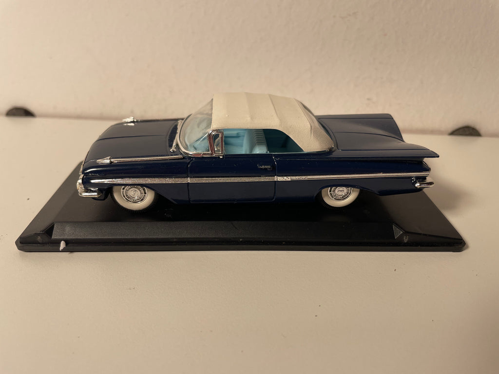 Chevrolet Impala azul y techo blanco de 1959 - Eligor