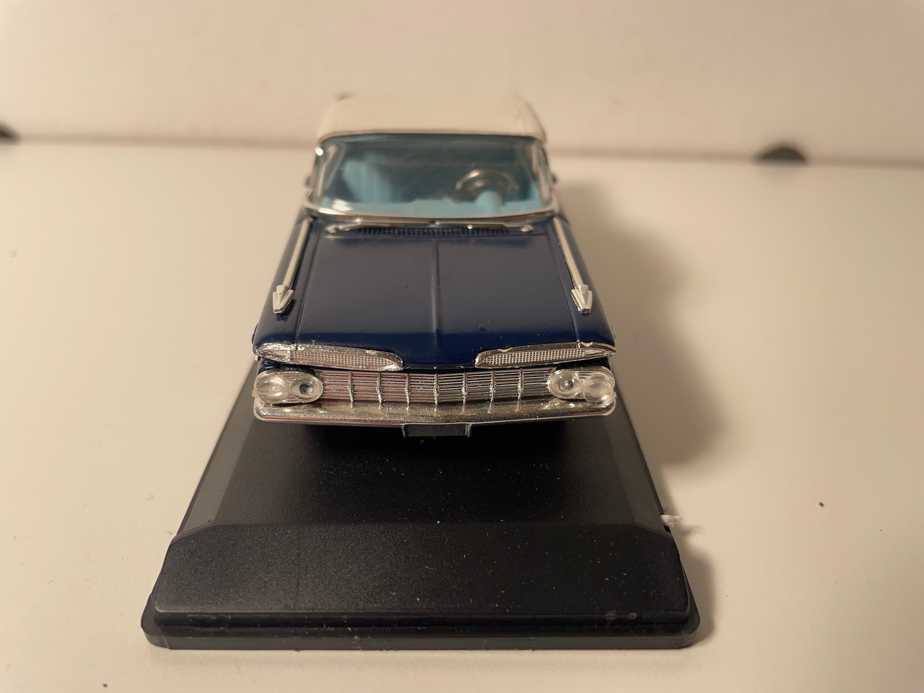 Chevrolet Impala blu con tetto bianco del 1959 - Eligor