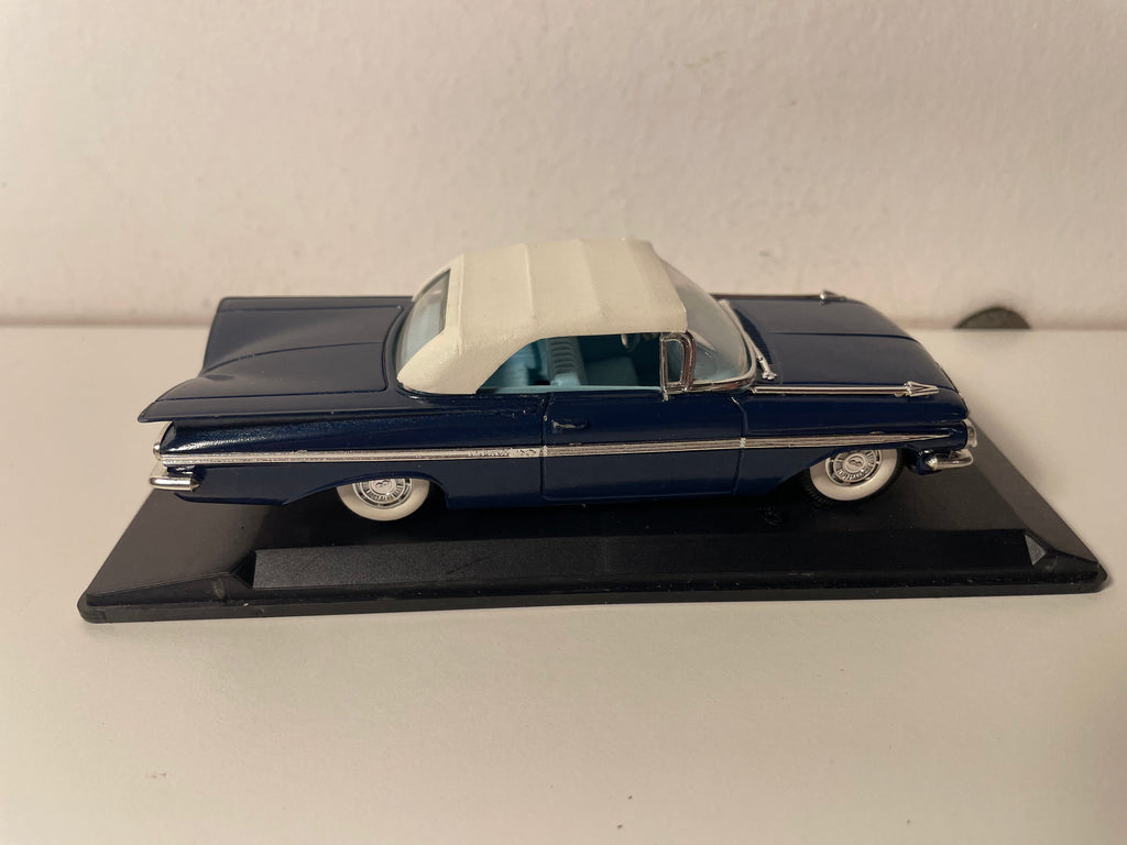Chevrolet Impala azul y techo blanco de 1959 - Eligor