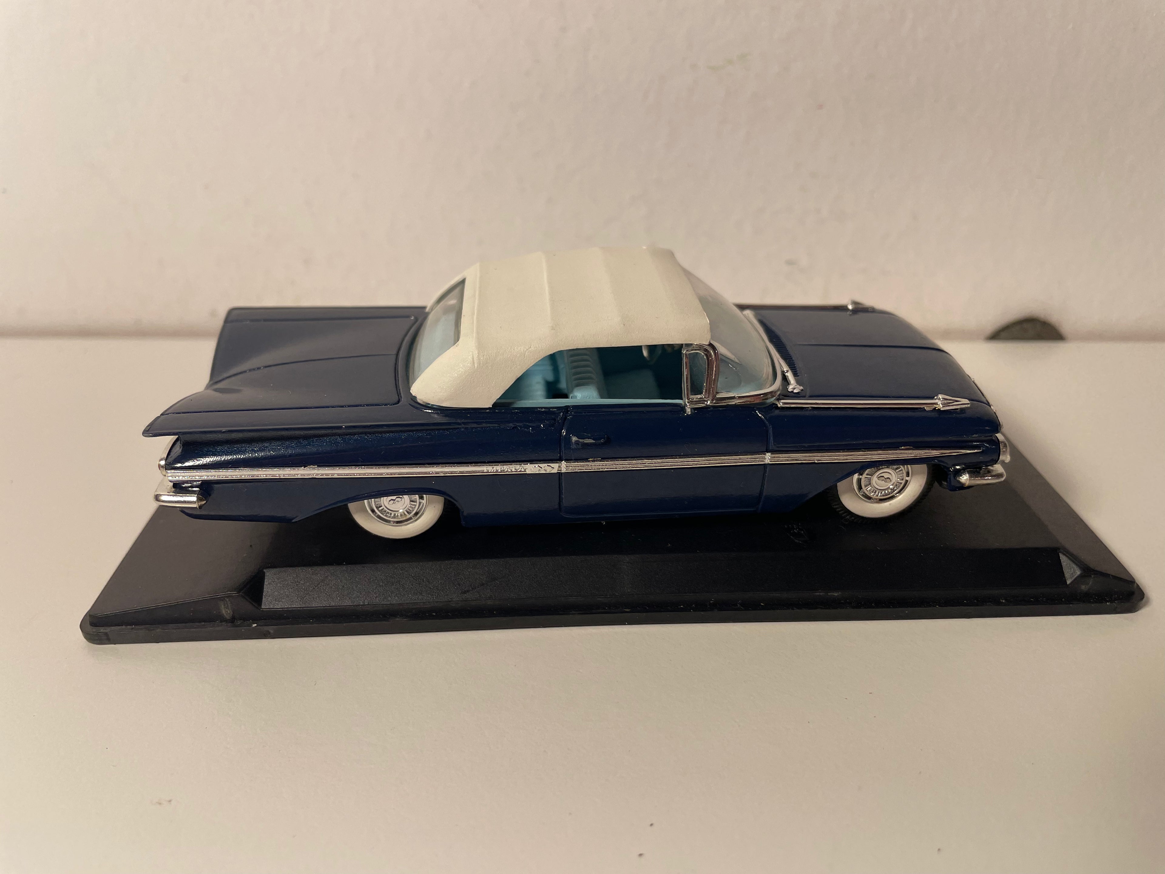 Chevrolet Impala blu con tetto bianco del 1959 - Eligor
