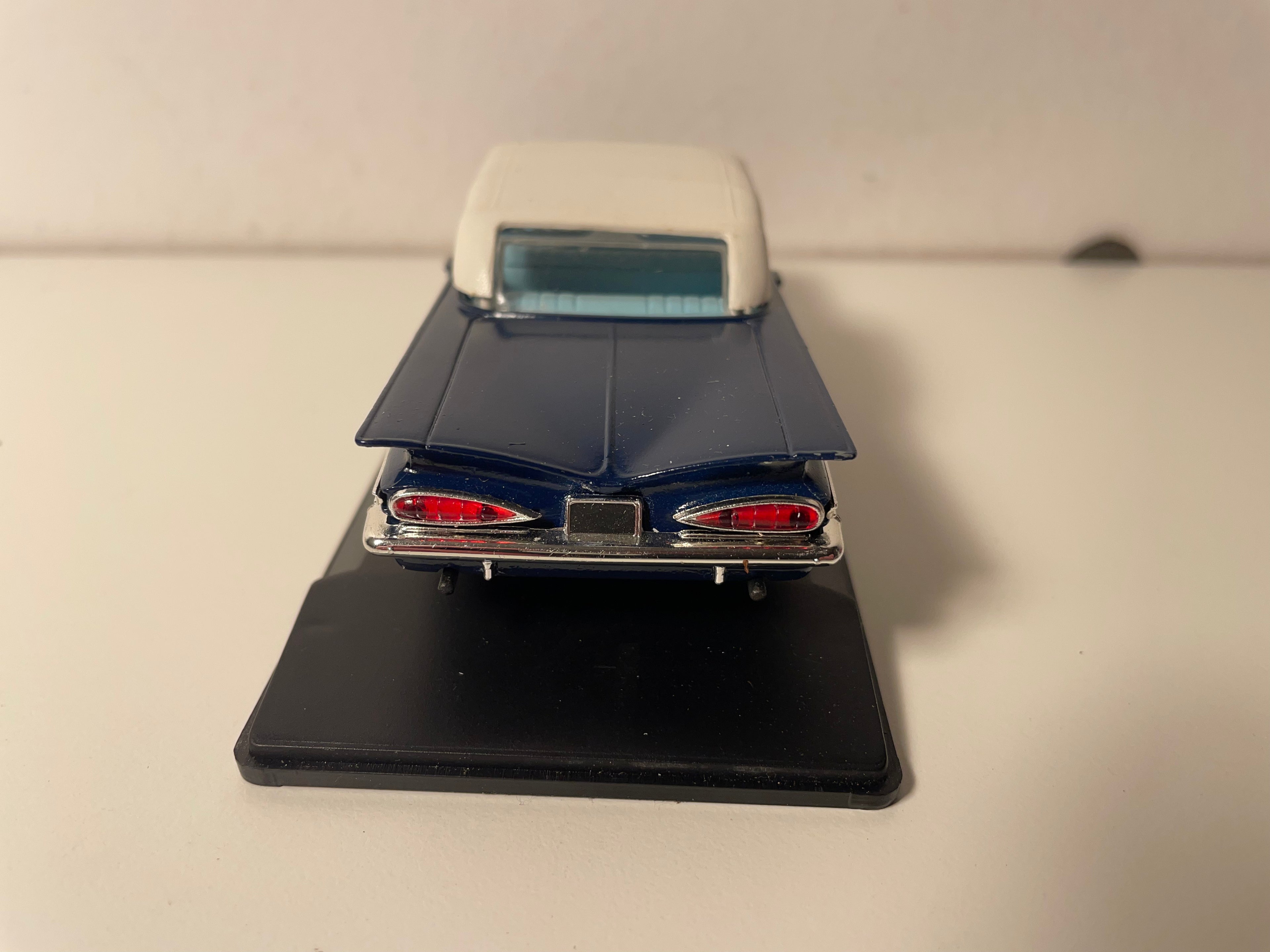 Chevrolet Impala blu con tetto bianco del 1959 - Eligor