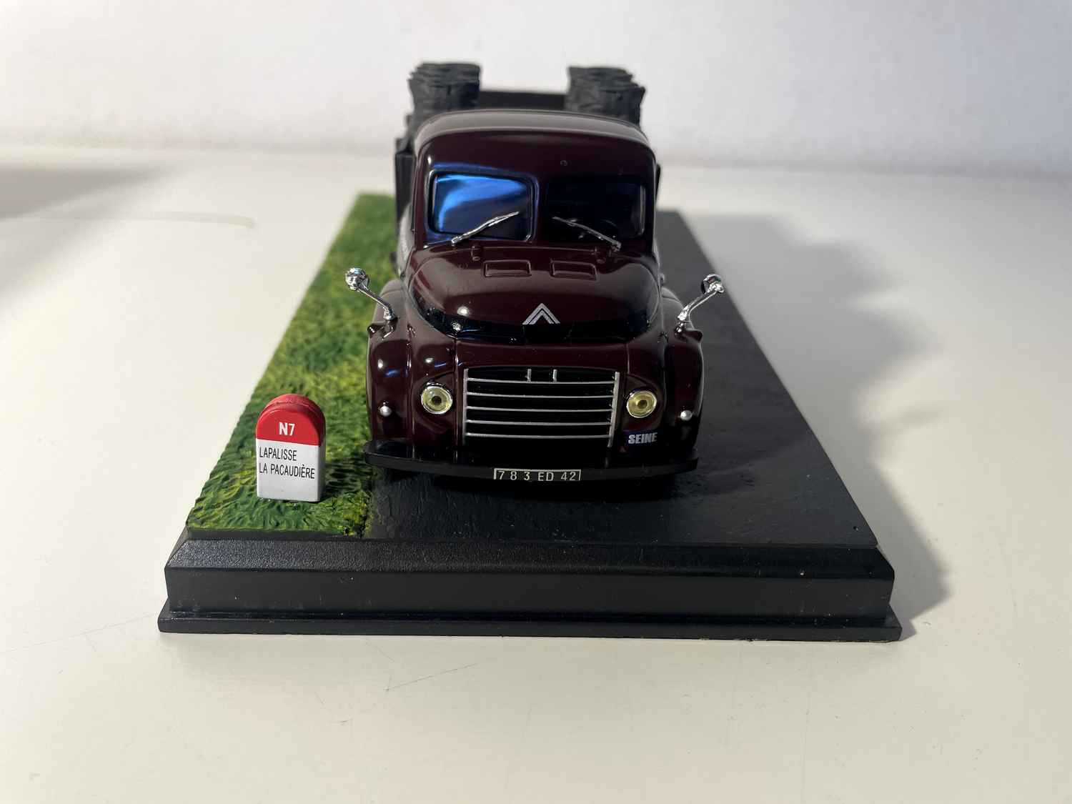 Citroën U23 castanho (caminhão de entrega de carvão) - La Nationale 7 - a estrada azul