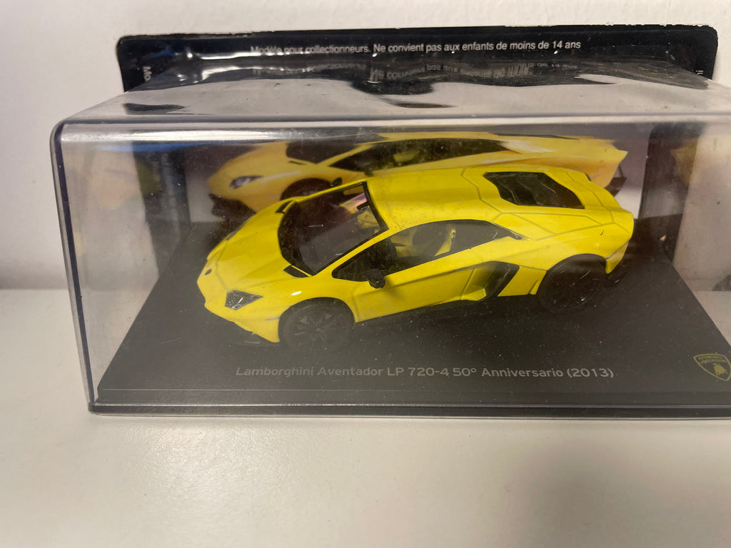 Lamborghini Aventador LP 720-4 50. Anniversaire giel vu 2013 (Logo riets op der Basis)