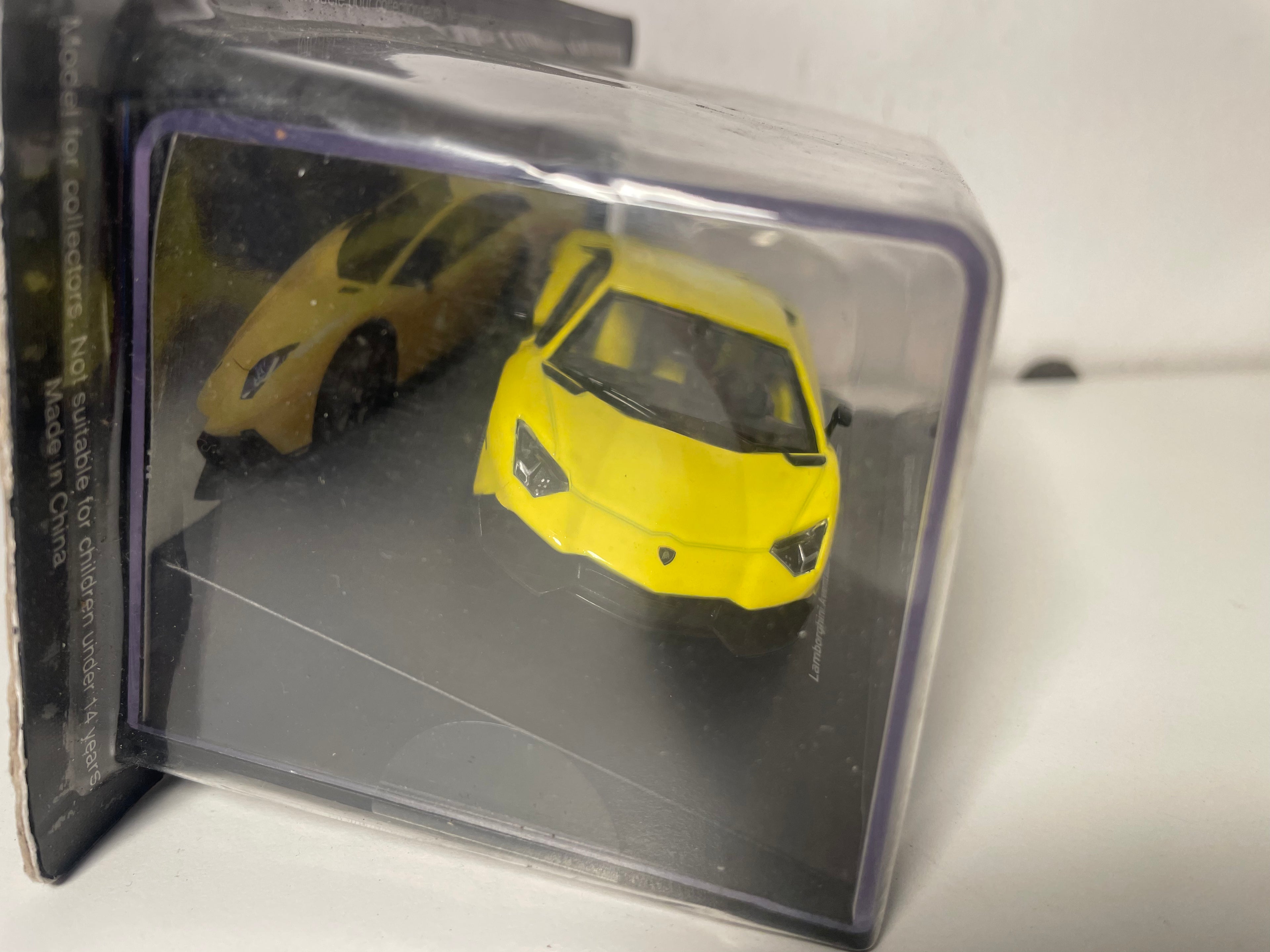 Lamborghini Aventador LP 720-4 50. Anniversaire giel vu 2013 (Logo riets op der Basis)
