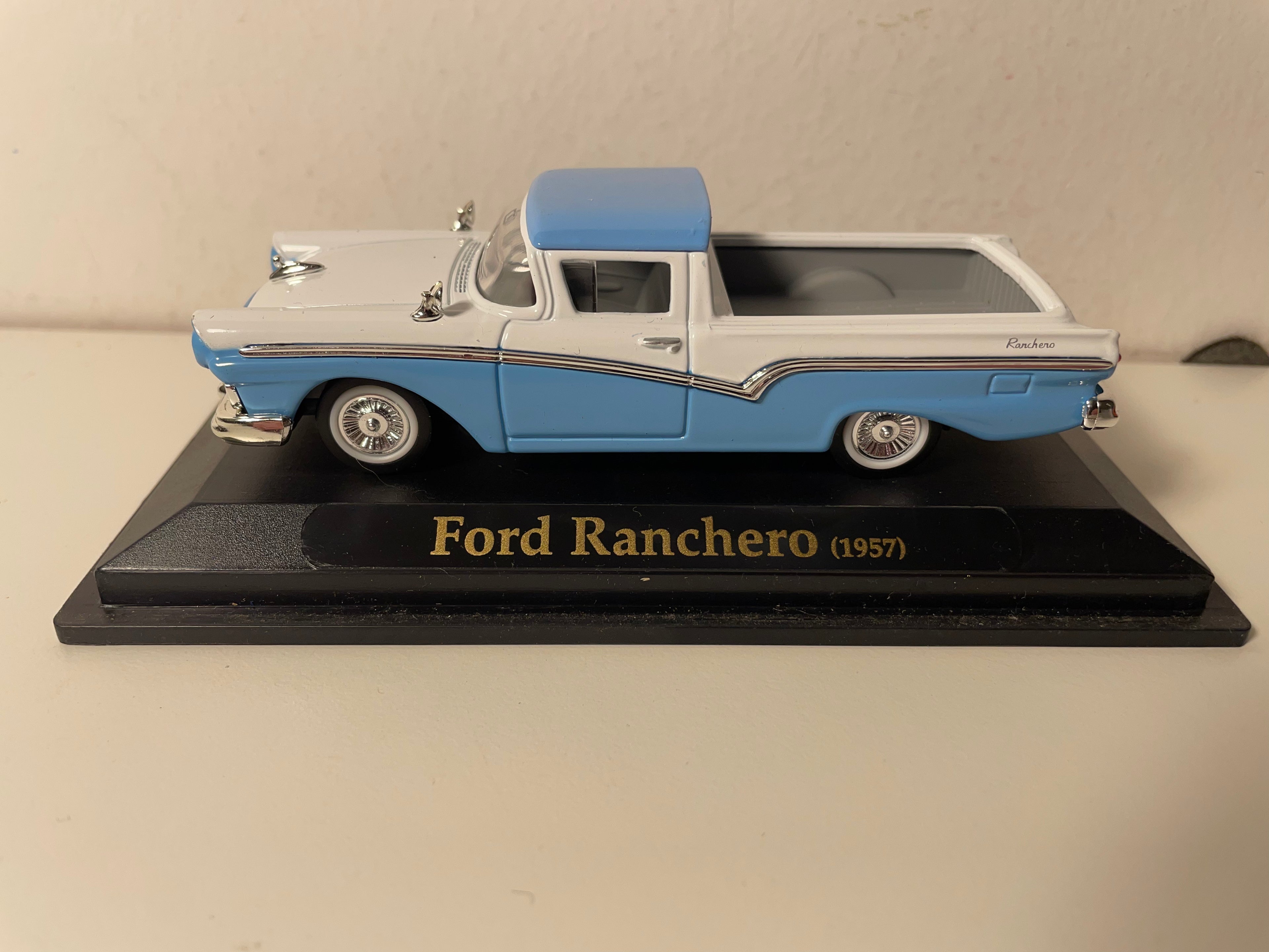 Ford Ranchero azul y blanco de 1957 (auto americano)