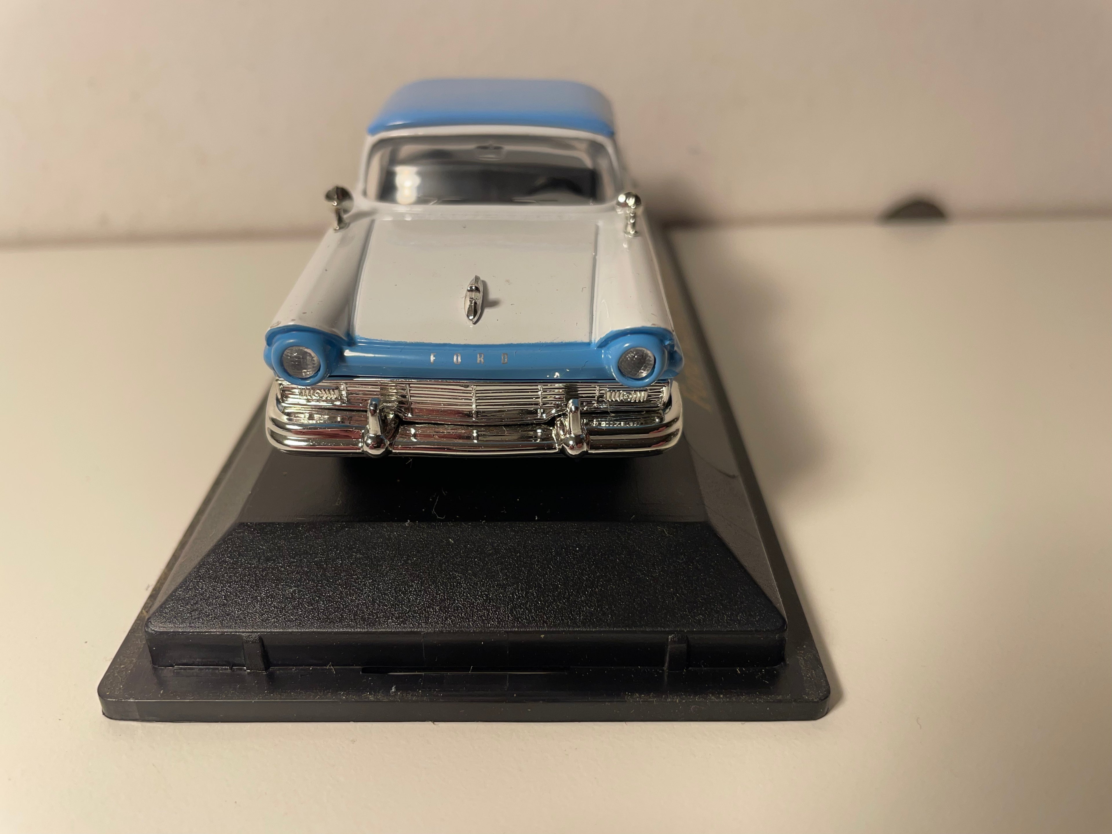 Ford Ranchero azul y blanco de 1957 (auto americano)