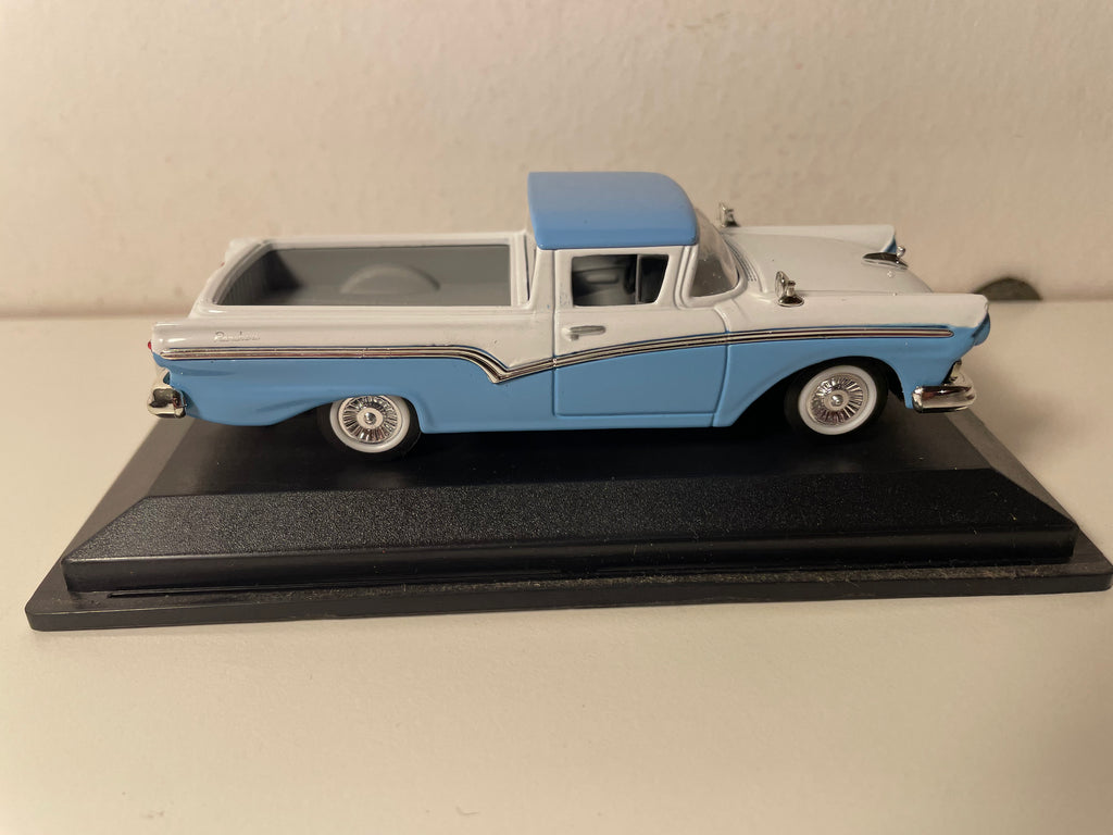 Ford Ranchero azul y blanco de 1957 (auto americano)