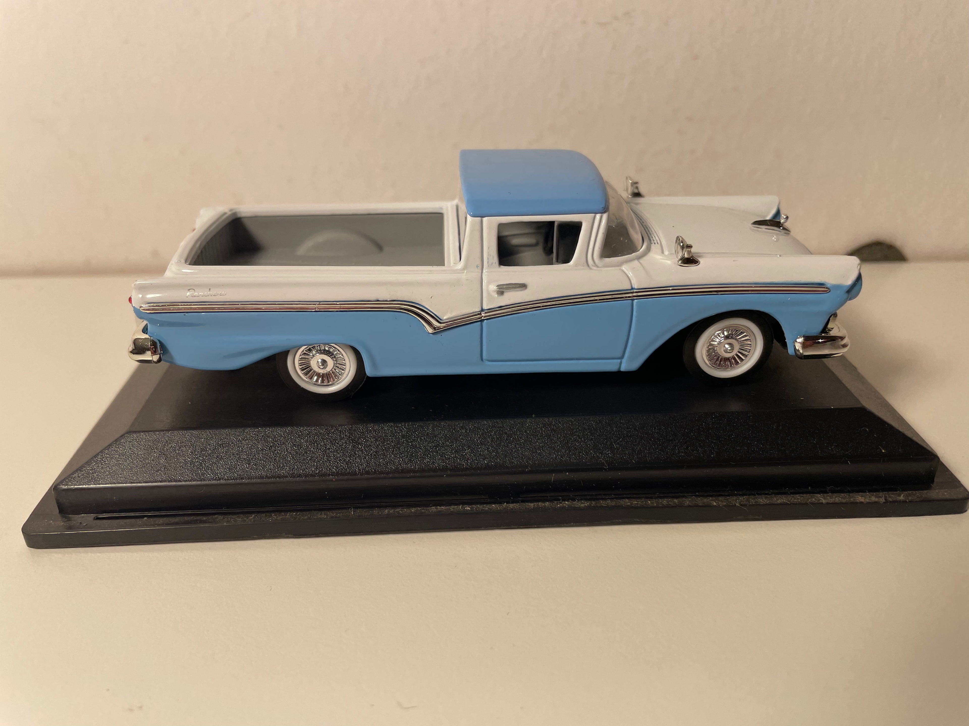 Ford Ranchero azul y blanco de 1957 (auto americano)