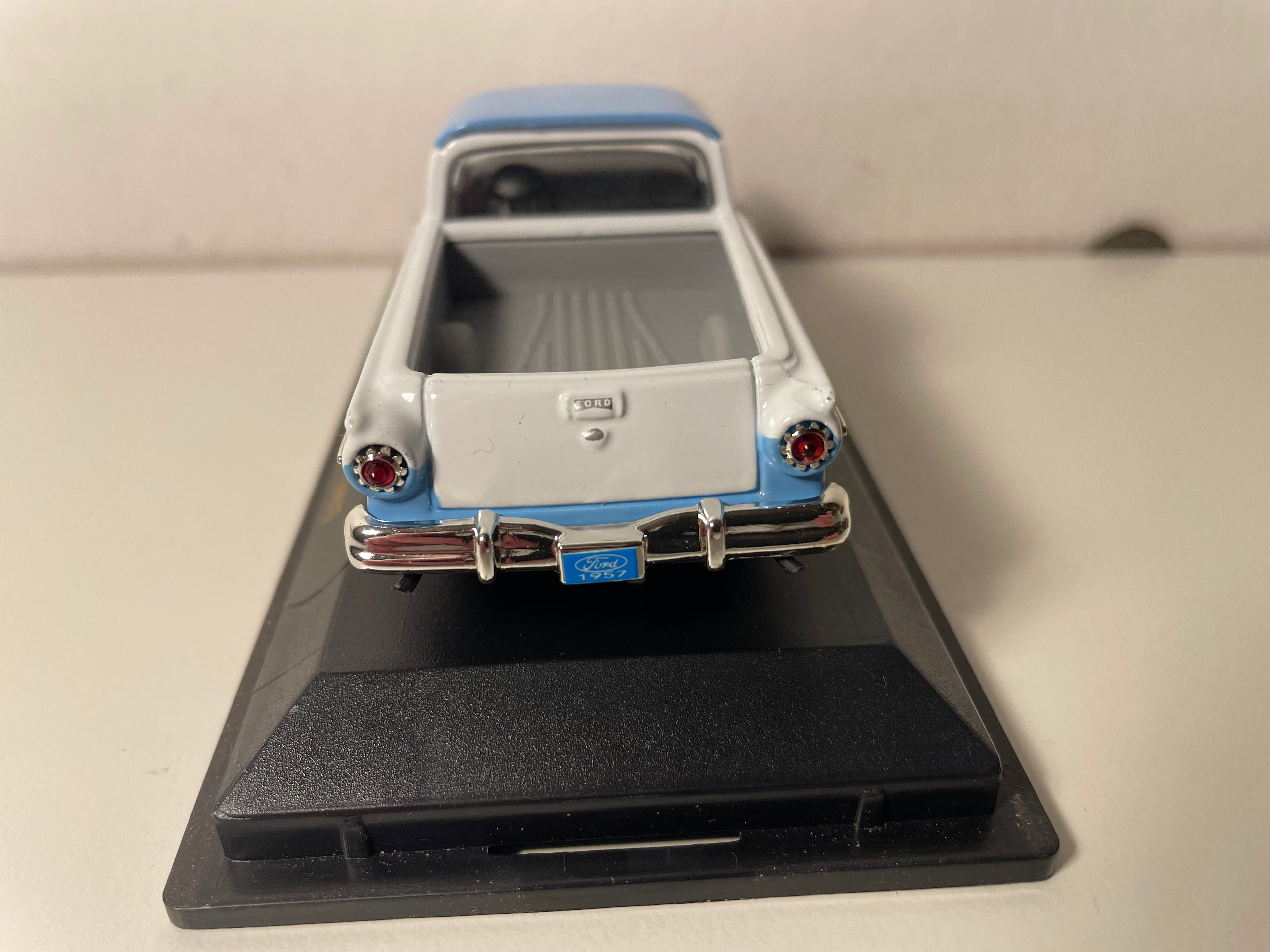 Ford Ranchero azul y blanco de 1957 (auto americano)
