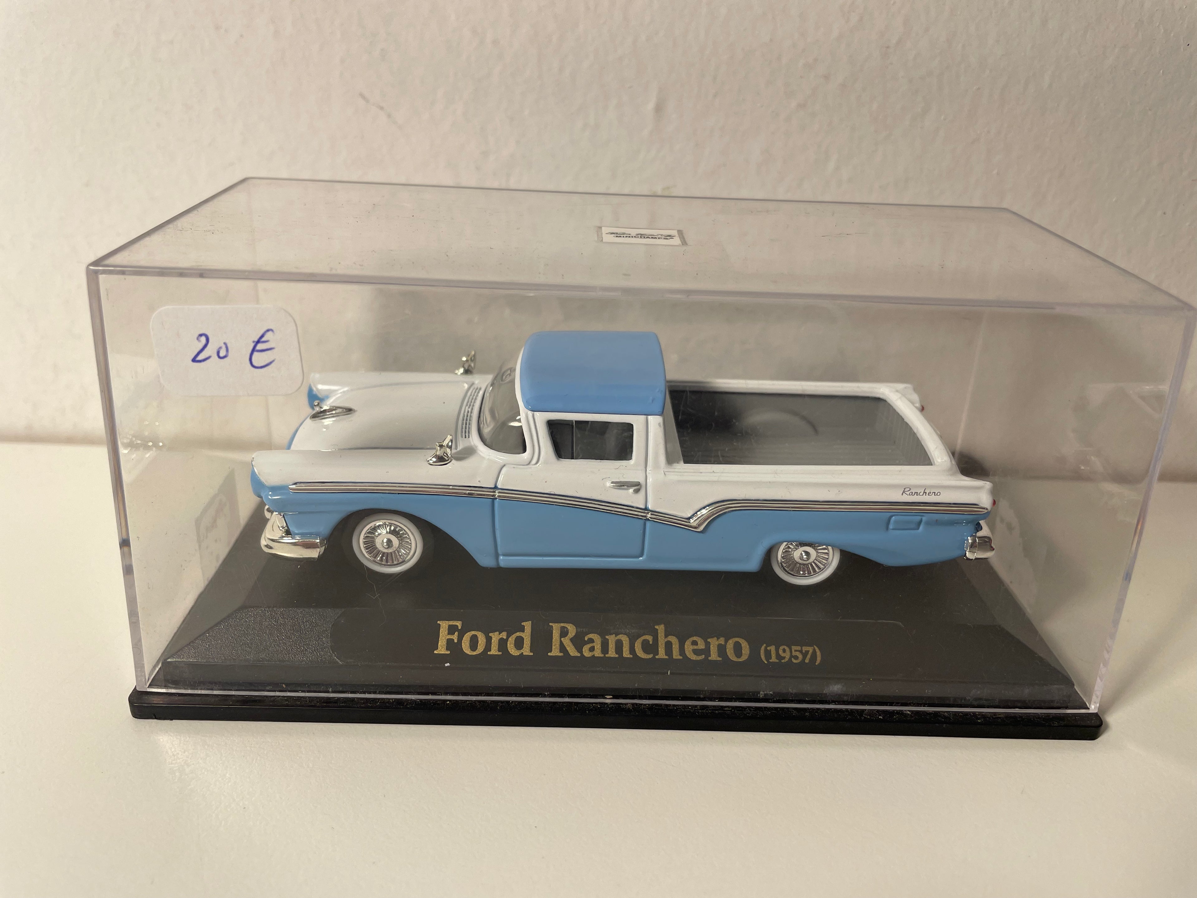 Ford Ranchero azul y blanco de 1957 (auto americano)